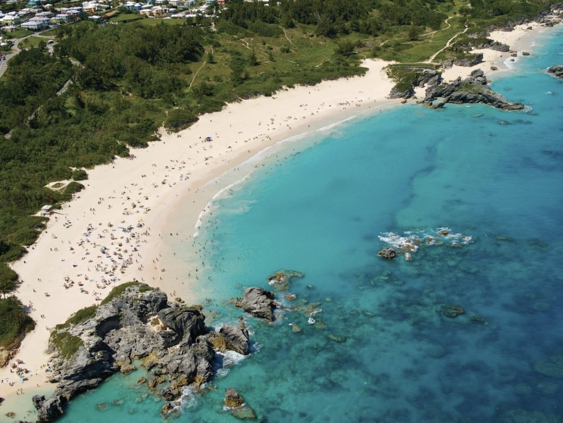 Bermuda &ndash; 95,24 điểm. Đứng đầu nh&oacute;m Caribe v&agrave; Đại T&acirc;y Dương, Bermuda thu h&uacute;t du kh&aacute;ch với những b&atilde;i biển, vịnh nước xanh v&agrave; phong cảnh ven biển.