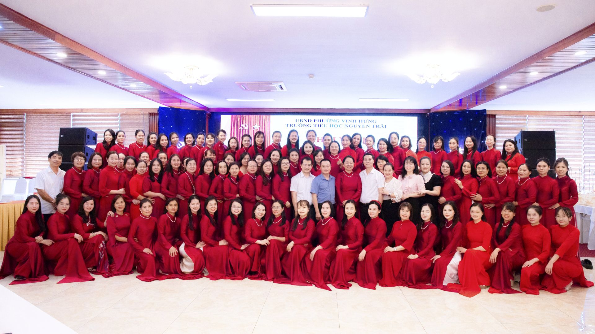 Tập thể CB, GV, NV trường TH Nguyễn Tr&atilde;i chụp ảnh lưu niệm c&ugrave;ng với đại biểu tham dự Hội nghi C&aacute;n bộ
