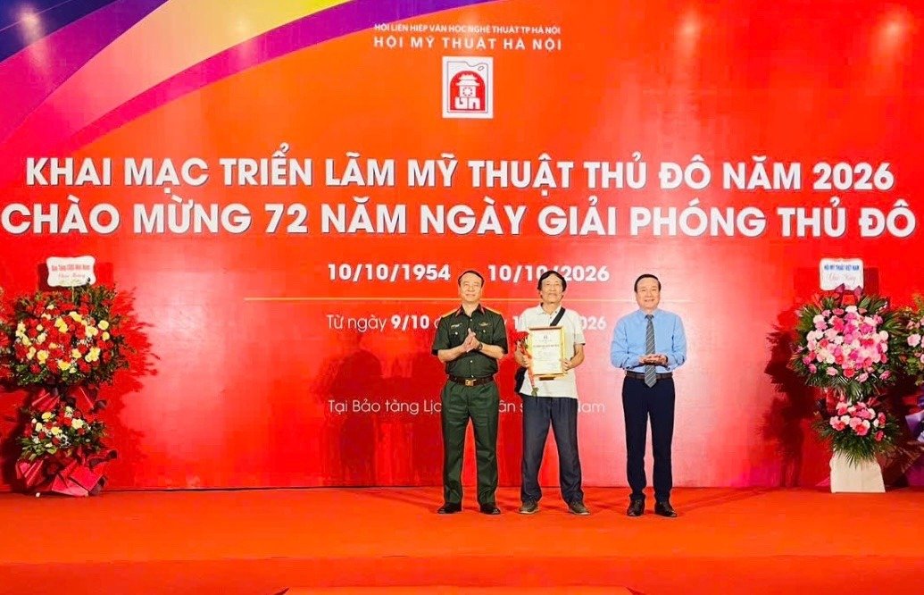 Trao giải A cho t&aacute;c giả Ng&acirc;n Ch&agrave;i. (Ảnh: Thủy Đặng)