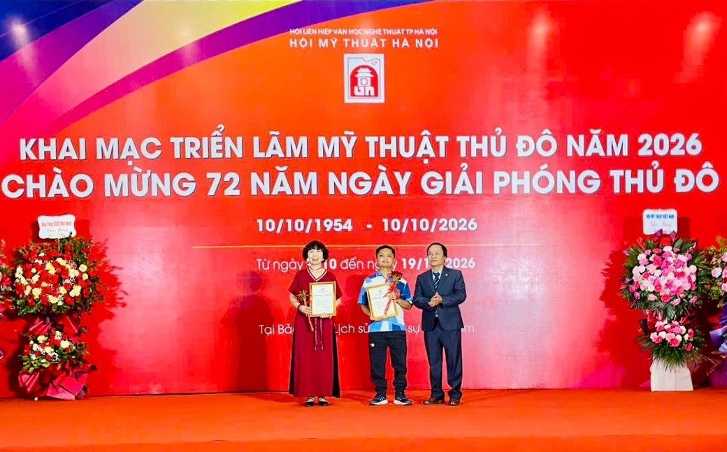 Trao giải B cho c&aacute;c t&aacute;c giả. (Ảnh: Thủy Đặng)