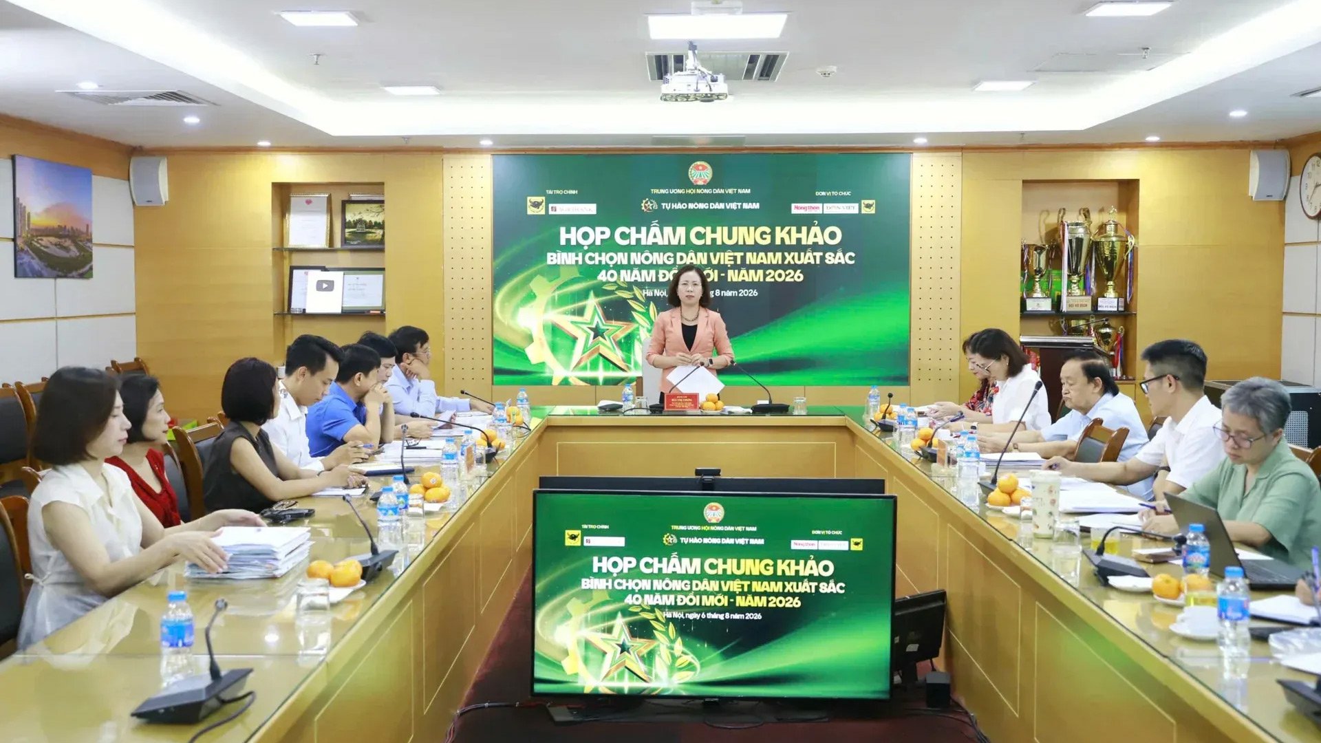 B&agrave; B&ugrave;i Thị Thơm - Ph&oacute; Chủ tịch Ban Chấp h&agrave;nh Trung ương Hội N&ocirc;ng d&acirc;n Việt Nam, Trưởng Ban Tổ chức chương tr&igrave;nh, chủ tr&igrave; hội nghị chấm chung khảo b&igrave;nh chọn danh hiệu &ldquo;N&ocirc;ng d&acirc;n Việt Nam xuất sắc 40 năm Đổi mới&rdquo;.