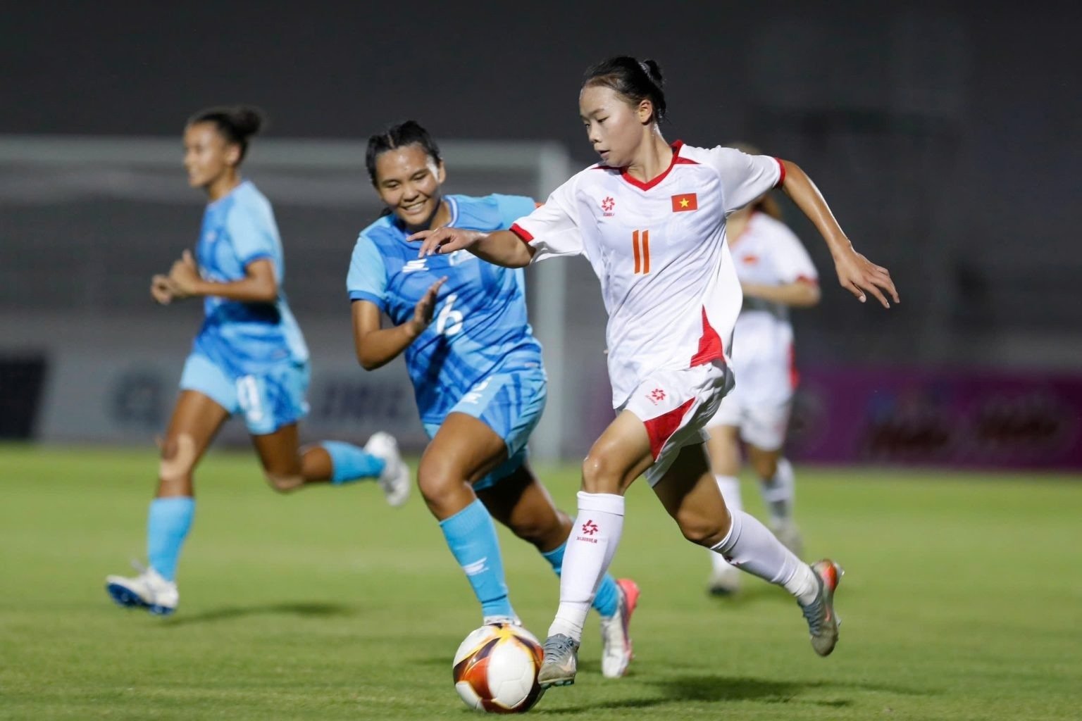 U17 nữ Việt Nam (&aacute;o trắng) đ&aacute;nh bại U17 nữ Quần đảo Bắc Mariana.