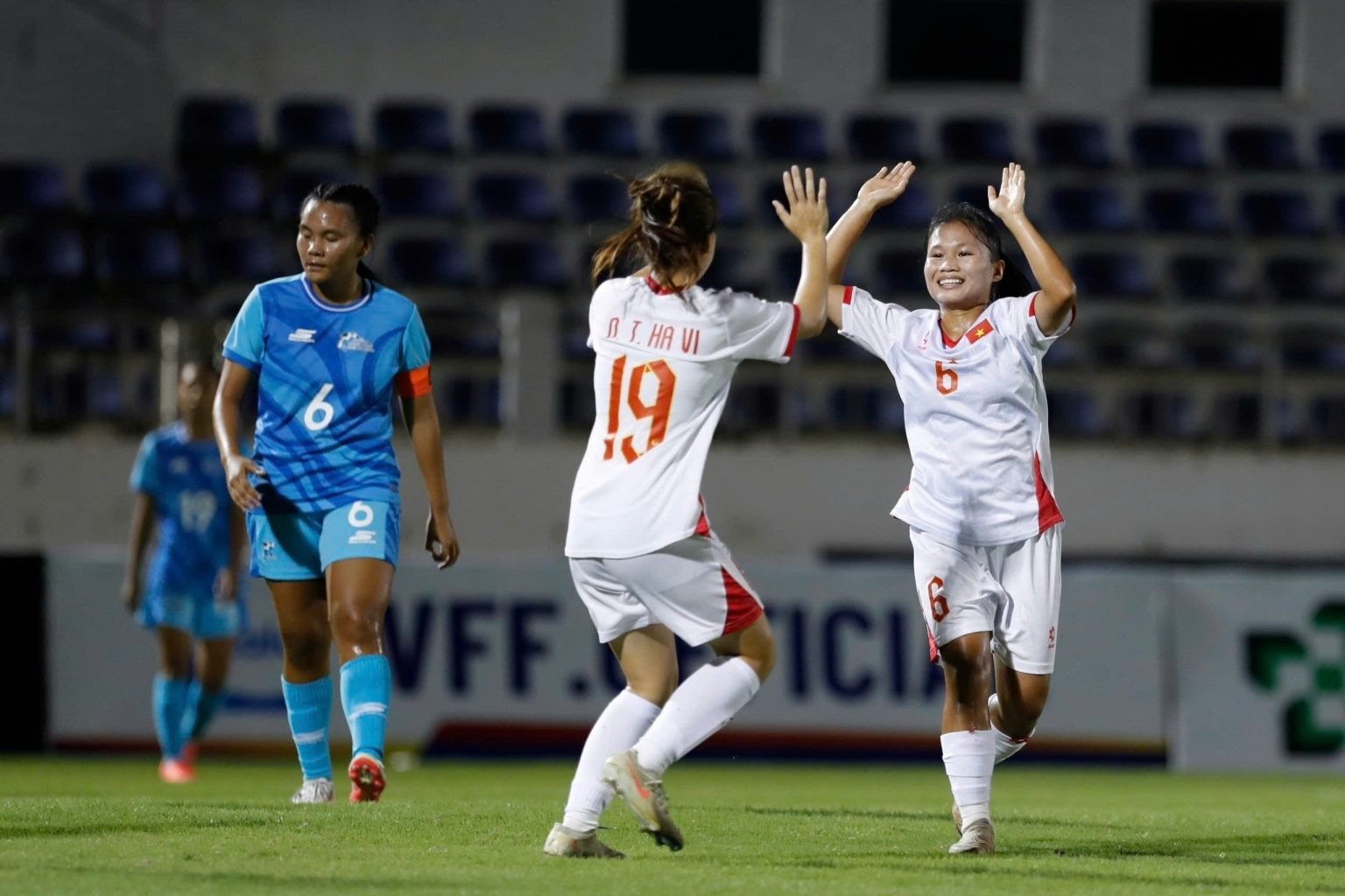 U17 nữ Việt Nam tạm dẫn đầu bảng D v&ograve;ng loại.