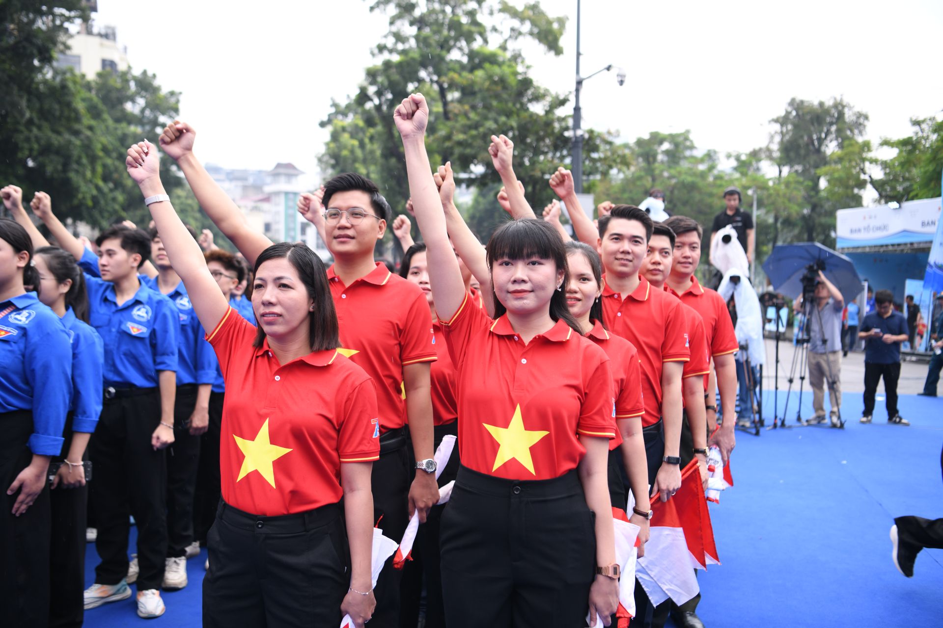 Đo&agrave;n vi&ecirc;n, thanh ni&ecirc;n h&ocirc; vang khẩu hiệu 