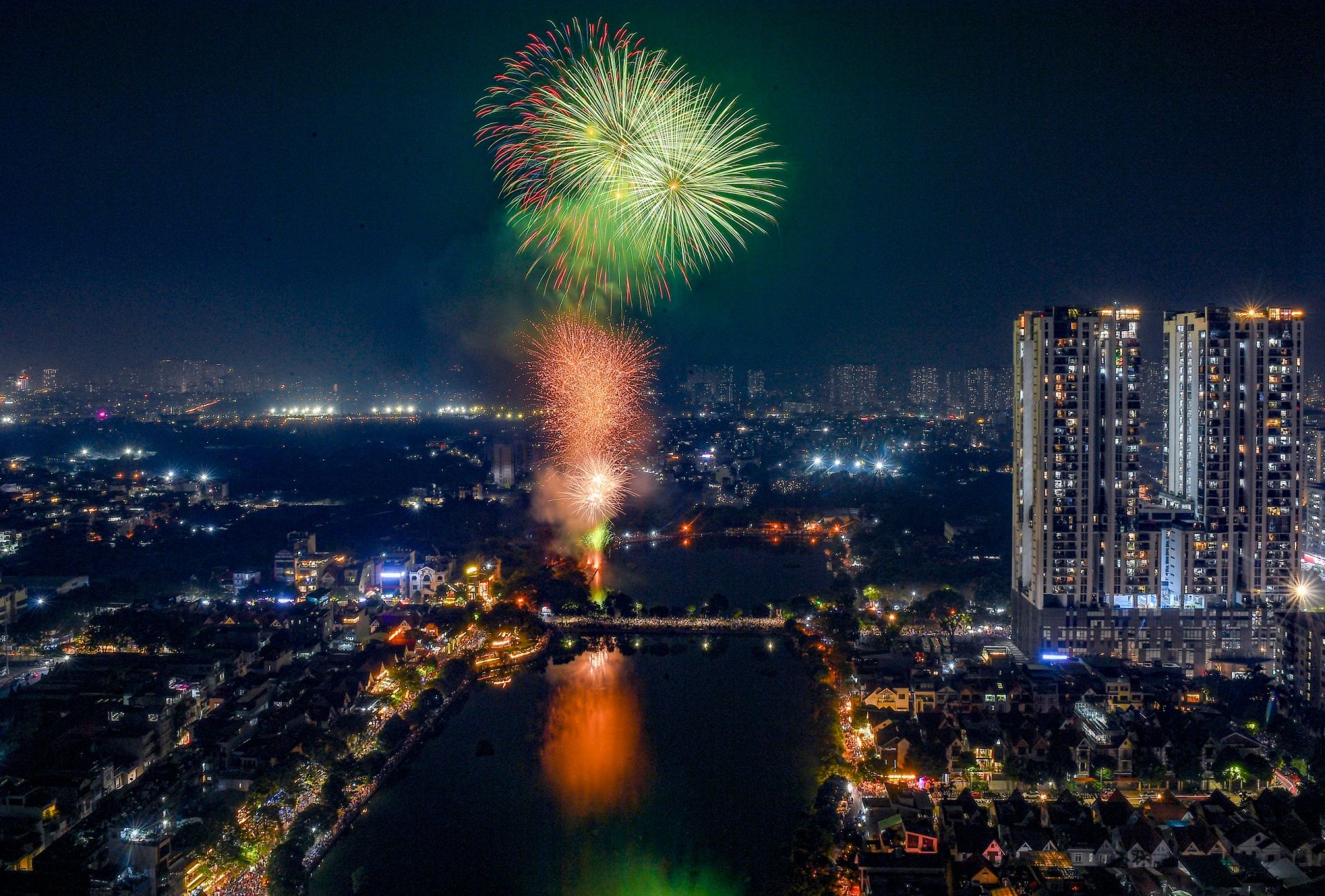 Trận địa ph&aacute;o hoa tại hồ Văn Qu&aacute;n.