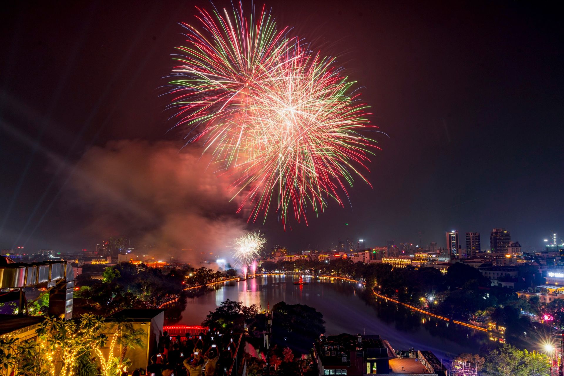H&igrave;nh ảnh ph&aacute;o hoa đ&atilde; biến kh&ocirc;ng gian khu vực hồ Ho&agrave;n Kiếm th&agrave;nh một s&acirc;n khấu &aacute;nh s&aacute;ng rực rỡ.