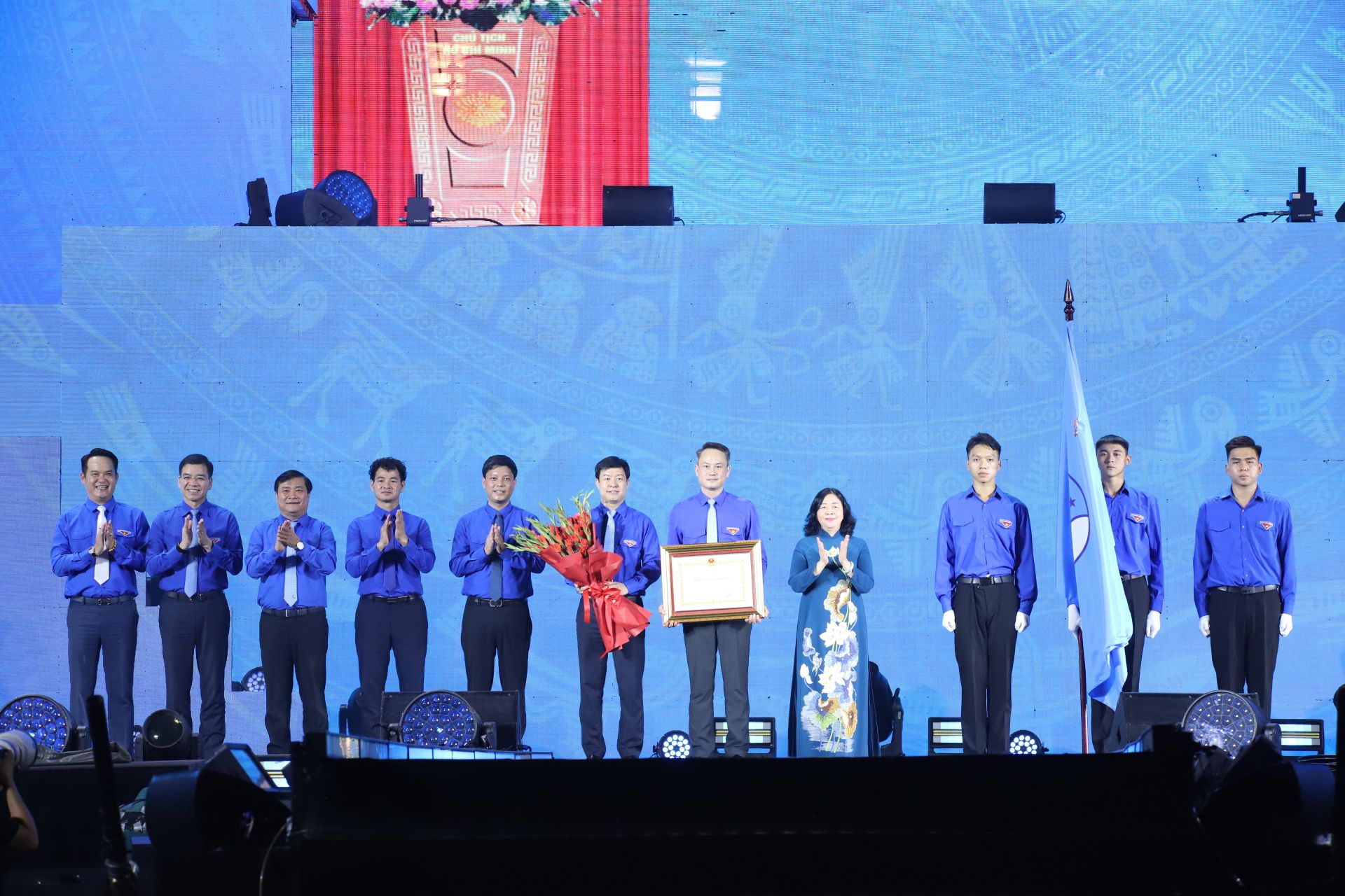 Thừa ủy quyền của Chủ tịch nước, Chủ tịch Ủy ban Trung ương Mặt trận Tổ quốc Việt Nam trao Hu&acirc;n chương Lao động hạng Nhất cho Hội Li&ecirc;n hiệp Thanh ni&ecirc;n Việt Nam.