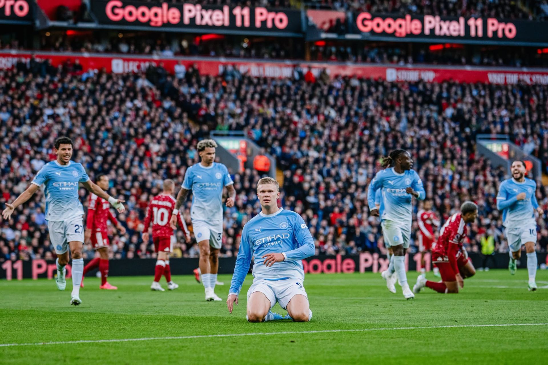 Erling Haaland ăn mừng b&agrave;n thắng mở tỷ số cho Man City.