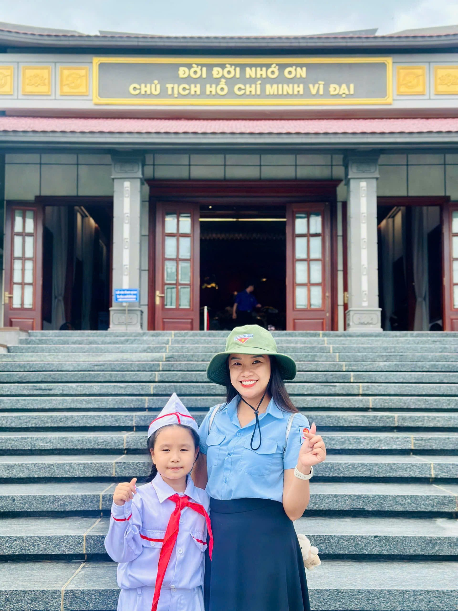 Huyền Anh c&ugrave;ng c&ocirc; Hồ Thị Thương - Tổng phụ tr&aacute;ch Đội trường Tiểu học Trần Đại Nghĩa.