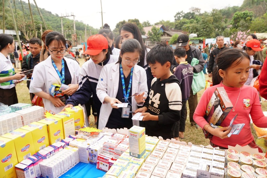 Kh&aacute;m v&agrave; tư vấn sức khỏe miễn ph&iacute; cho trẻ em tại Na Tổng, x&atilde; Tam Th&aacute;i, tỉnh Nghệ An.