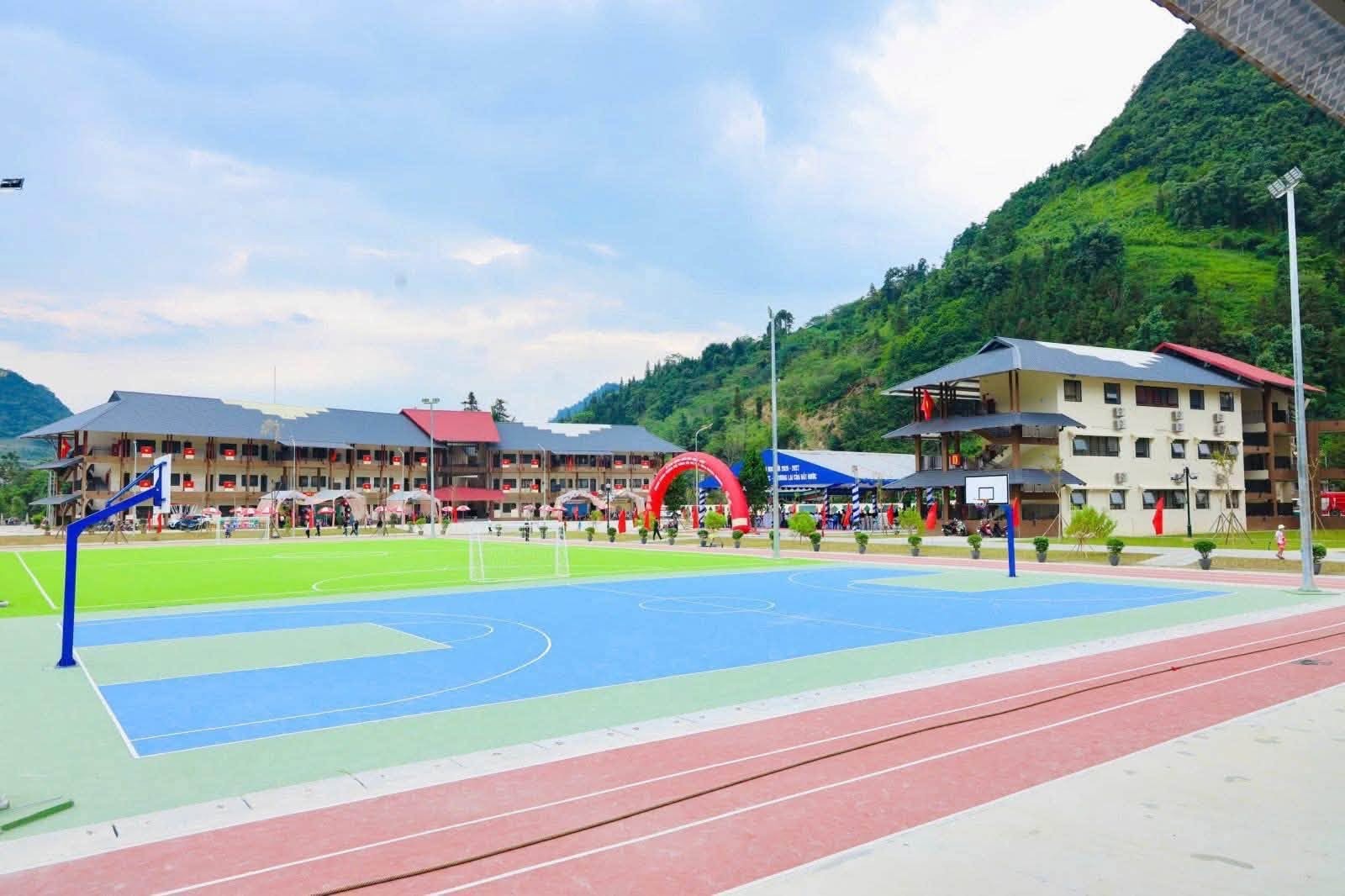 Trường Phổ th&ocirc;ng nội tr&uacute; li&ecirc;n cấp Tiểu học v&agrave; THCS Si Pa Ph&igrave;n (tỉnh Điện Bi&ecirc;n) - 1 trong 248 trường  phổ th&ocirc;ng nội tr&uacute; li&ecirc;n cấp Tiểu học v&agrave; THCS được x&acirc;y mới. 