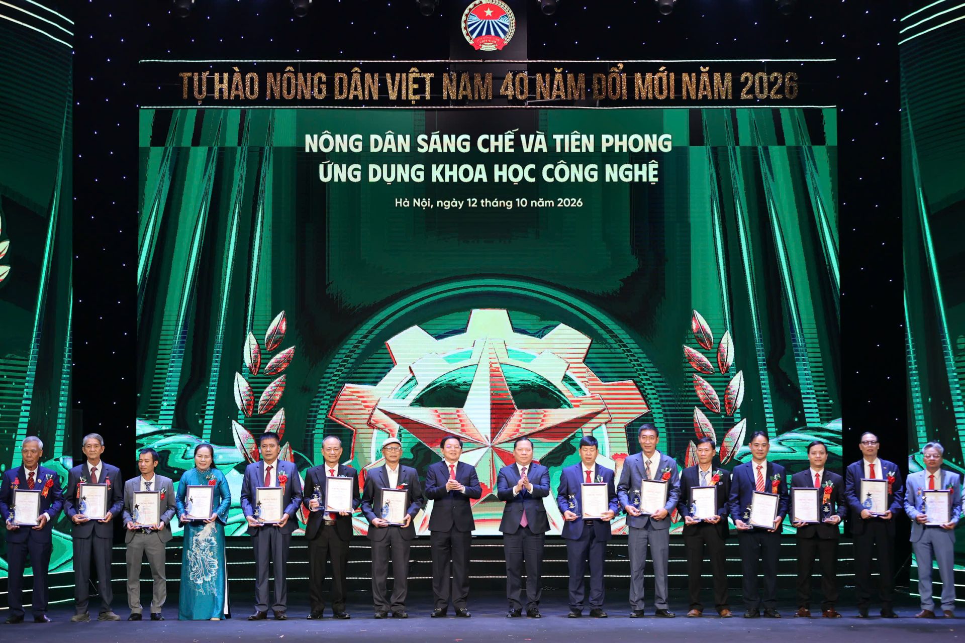 Ủy vi&ecirc;n Trung ương Đảng, Ph&oacute; Thủ tướng Ch&iacute;nh phủ Hồ Quốc Dũng v&agrave; &ocirc;ng Nguyễn Phi Long, Ủy vi&ecirc;n Trung ương Đảng, Ph&oacute; B&iacute; thư Thường trực Đảng ủy Mặt trận Tổ quốc, c&aacute;c đo&agrave;n thể Trung ương, Ph&oacute; Chủ tịch Ủy ban Trung ương Mặt trận Tổ quốc Việt Nam, trao biểu trưng v&agrave; chứng nhận cho n&ocirc;ng d&acirc;n ti&ecirc;u biểu trong s&aacute;ng chế v&agrave; ti&ecirc;n phong ứng dụng khoa học, c&ocirc;ng nghệ.