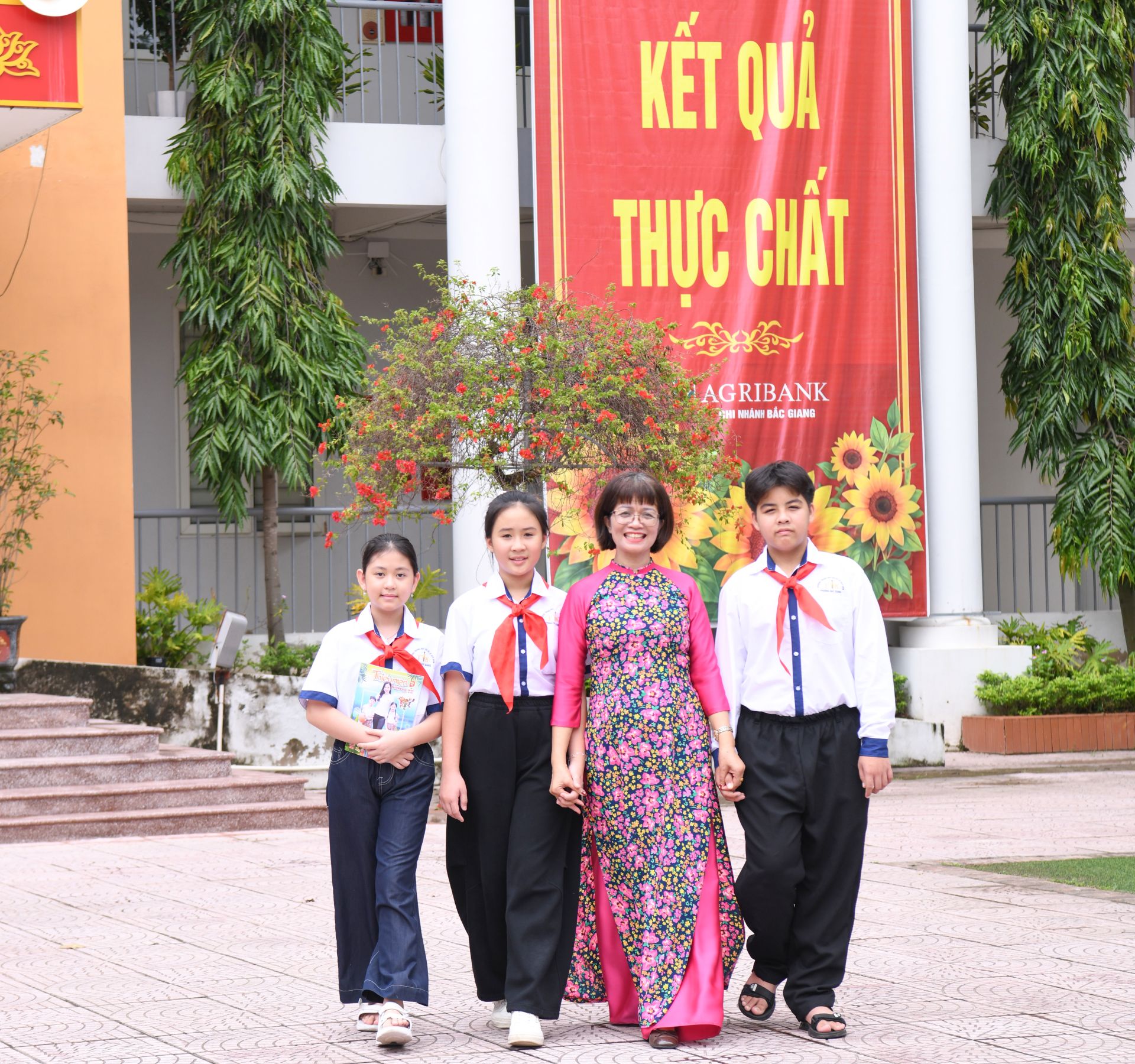 Nh&agrave; gi&aacute;o Ho&agrave;ng Quỳnh Loan - Ph&oacute; Hiệu trưởng c&ugrave;ng học sinh trường THCS L&ecirc; Qu&yacute; Đ&ocirc;n.