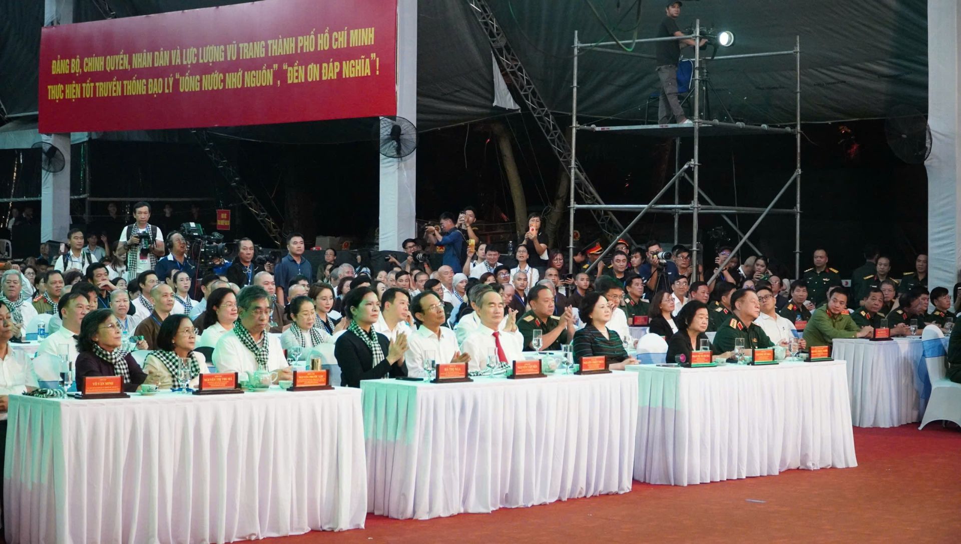 Đại tướng Nguyễn Trọng Nghĩa, Ủy vi&ecirc;n Bộ Ch&iacute;nh trị, B&iacute; thư Trung ương Đảng, Chủ nhiệm Tổng cục Ch&iacute;nh trị Qu&acirc;n đội nh&acirc;n d&acirc;n Việt Nam; B&iacute; thư Trung ương Đảng, Ph&oacute; Thủ tướng Ch&iacute;nh phủ Phạm Thị Thanh Tr&agrave;, Trưởng Ban Chỉ đạo quốc gia về t&igrave;m kiếm, quy tập v&agrave; x&aacute;c định danh t&iacute;nh h&agrave;i cốt liệt sĩ, c&ugrave;ng c&aacute;c đại biểu tham dự chương tr&igrave;nh.