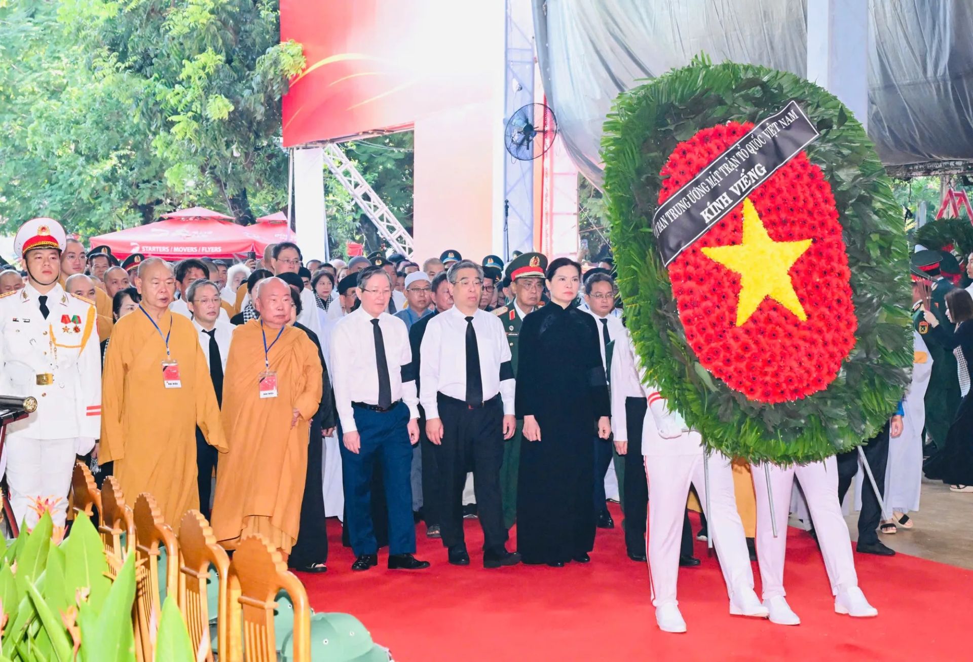 Đo&agrave;n đại biểu Ủy ban Trung ương MTTQ Việt Nam do đồng ch&iacute; H&agrave; Thị Nga, Ph&oacute; Chủ tịch - Tổng Thư k&yacute; Ủy ban Trung ương MTTQ Việt Nam, l&agrave;m trưởng đo&agrave;n d&acirc;ng hoa, d&acirc;ng hương tưởng niệm c&aacute;c Anh h&ugrave;ng liệt sĩ.