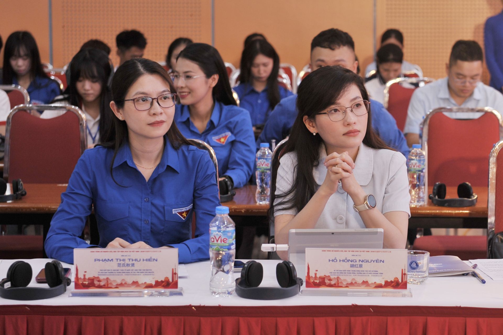 Chị Hồ Hồng Nguy&ecirc;n, B&iacute; thư Trung ương Đo&agrave;n, Chủ tịch Hội đồng Đội Trung ương (người ngồi b&ecirc;n phải trong ảnh) dự buổi tọa đ&agrave;m. 