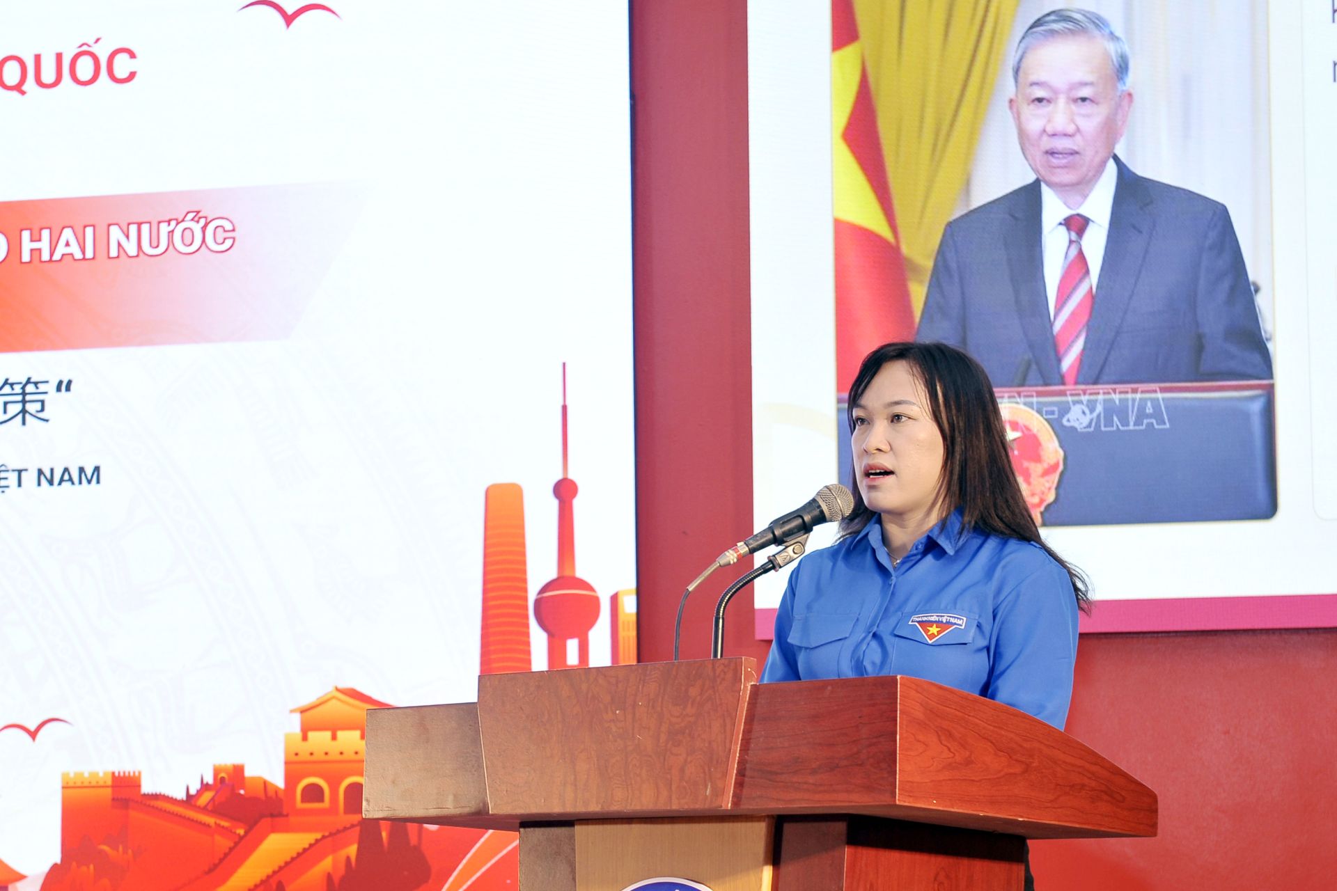 Chị Nguyễn Thị Mai Anh, Ph&oacute; B&iacute; thư Tỉnh Đo&agrave;n Th&aacute;i Nguy&ecirc;n, tr&igrave;nh b&agrave;y tham luận tại tọa đ&agrave;m. 