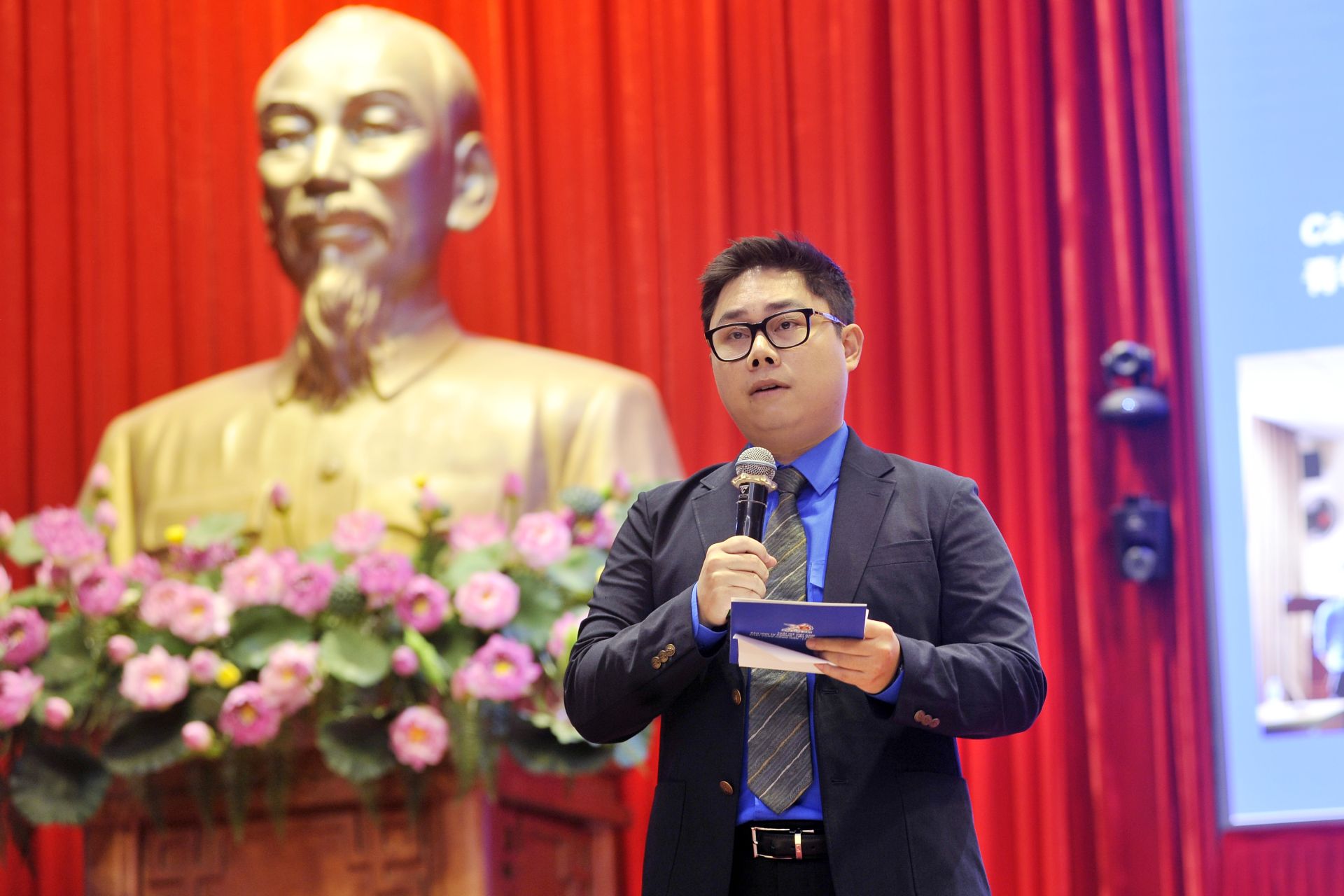 Anh Lương Quang Huy tr&igrave;nh b&agrave;y tham luận tại diễn đ&agrave;n. 