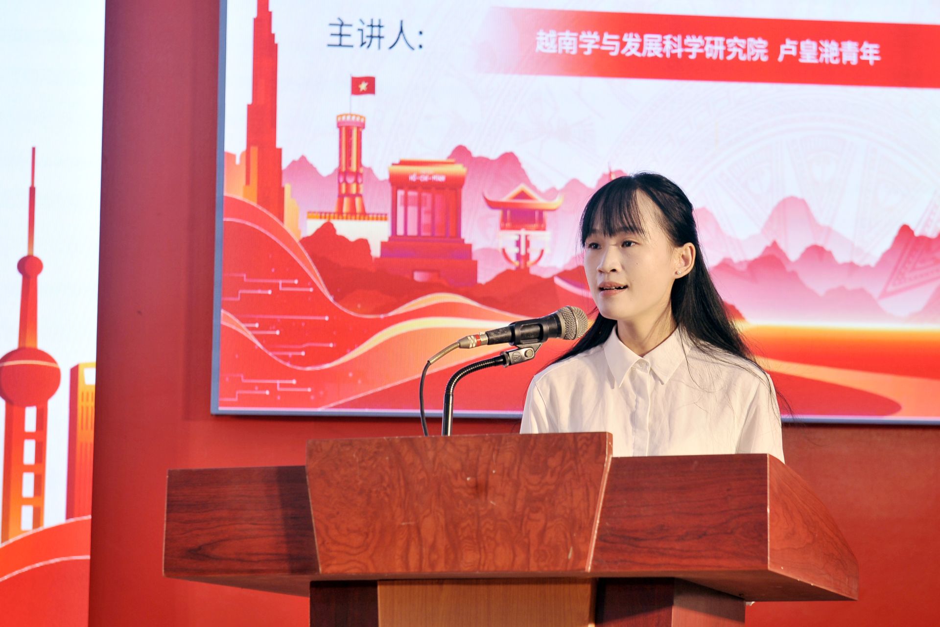 Chị Lưu Ho&agrave;ng Diễm, học vi&ecirc;n cao học Viện Việt Nam học v&agrave; Khoa học ph&aacute;t triển, Đại học Quốc gia H&agrave; Nội, ph&aacute;t biểu tại tọa đ&agrave;m.