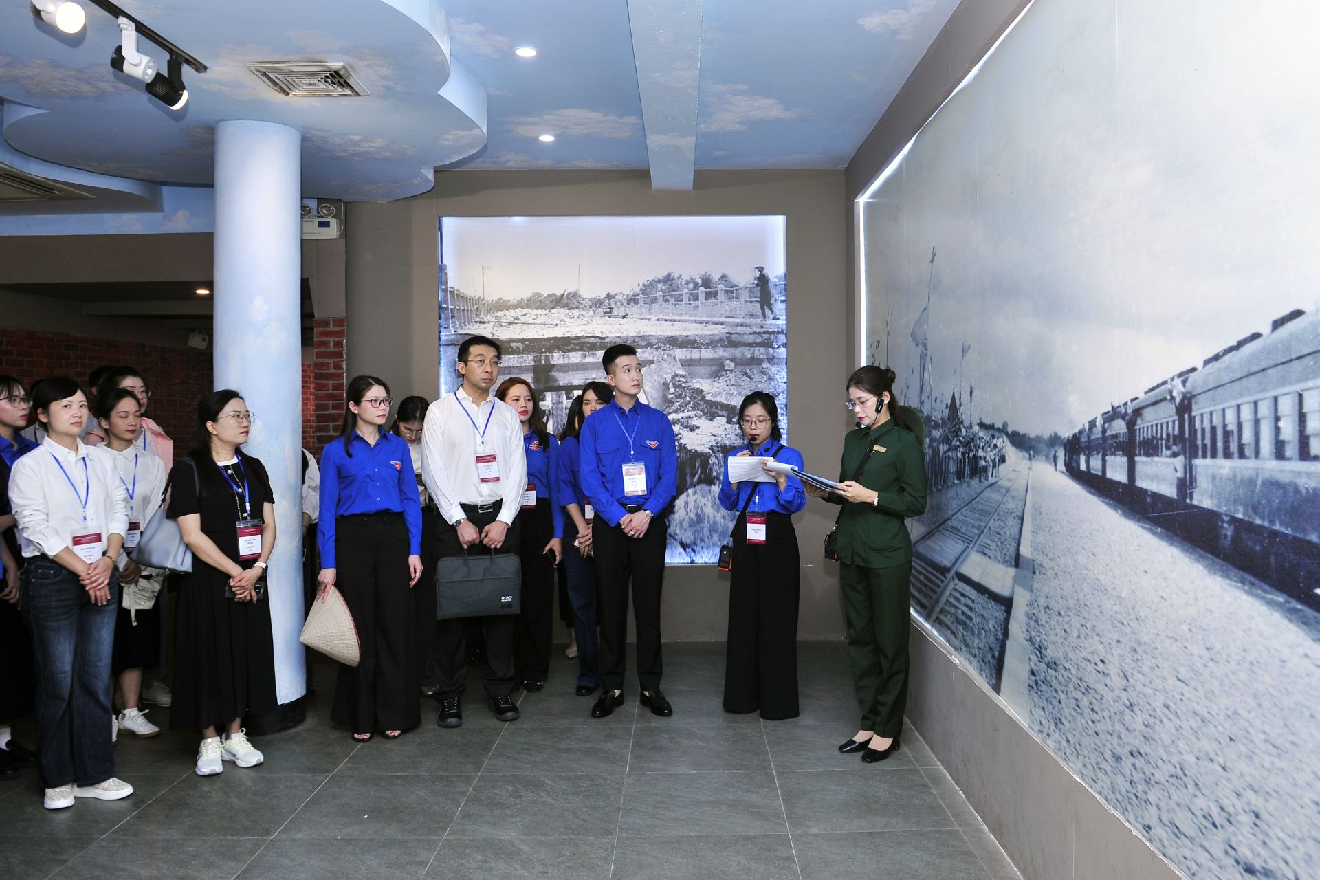 Đo&agrave;n đại biểu tham quan Khu di t&iacute;ch lịch sử quốc gia Đại đội 915, Đội 91 Bắc Th&aacute;i.