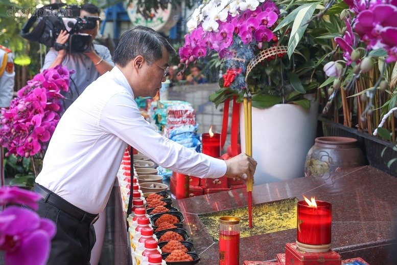 Thủ tướng Ch&iacute;nh phủ L&ecirc; Minh Hưng d&acirc;ng hương tưởng niệm Cố Tổng B&iacute; thư Trần Ph&uacute; c&ugrave;ng c&aacute;c Anh h&ugrave;ng liệt sĩ tại c&ocirc;ng vi&ecirc;n L&ecirc; Thị Ri&ecirc;ng. (Ảnh: chinhphu.vn/Nhật Bắc)