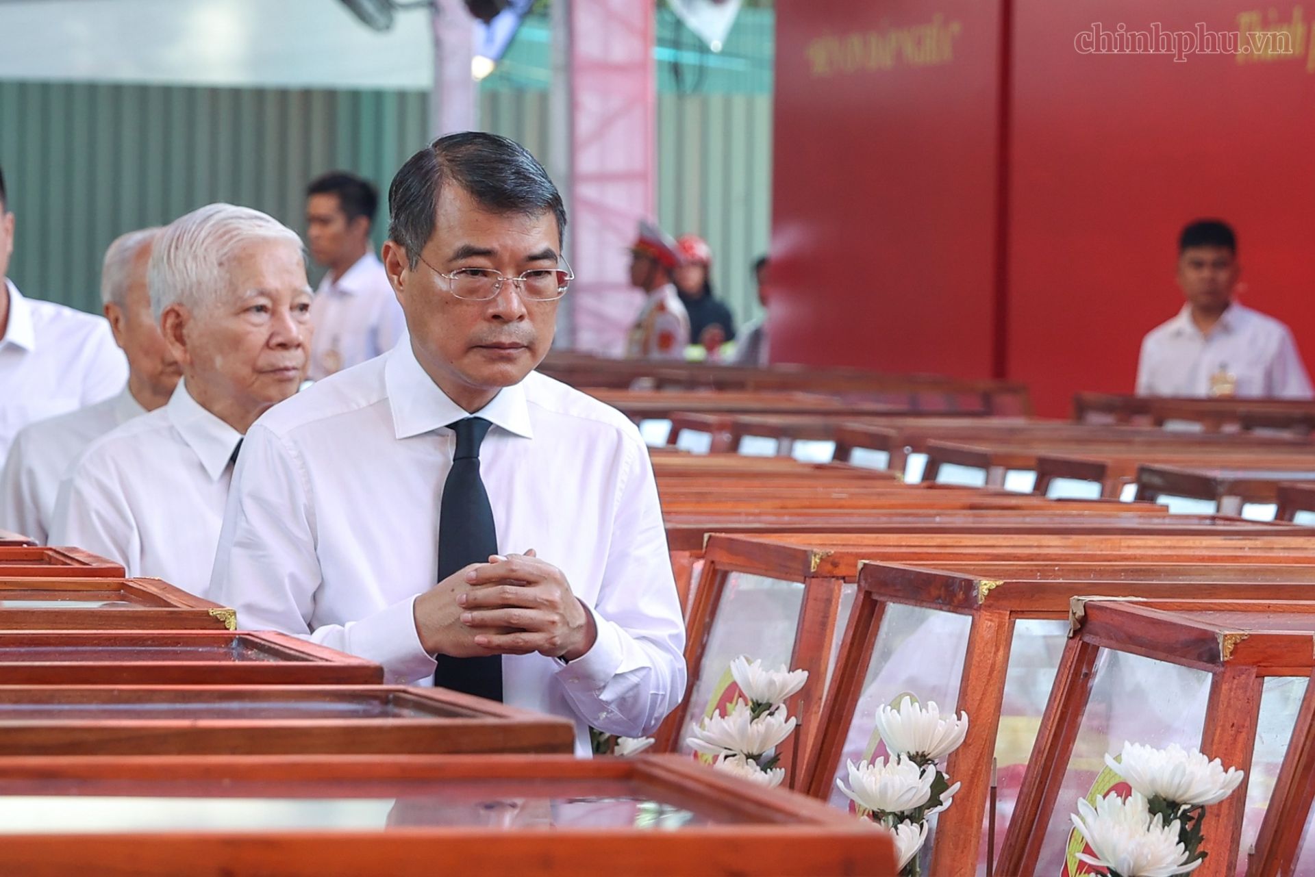 Thủ tướng Ch&iacute;nh phủ L&ecirc; Minh Hưng viếng anh linh c&aacute;c Anh h&ugrave;ng Liệt sĩ. (Ảnh: chinhphu.vn/Nhật Bắc)