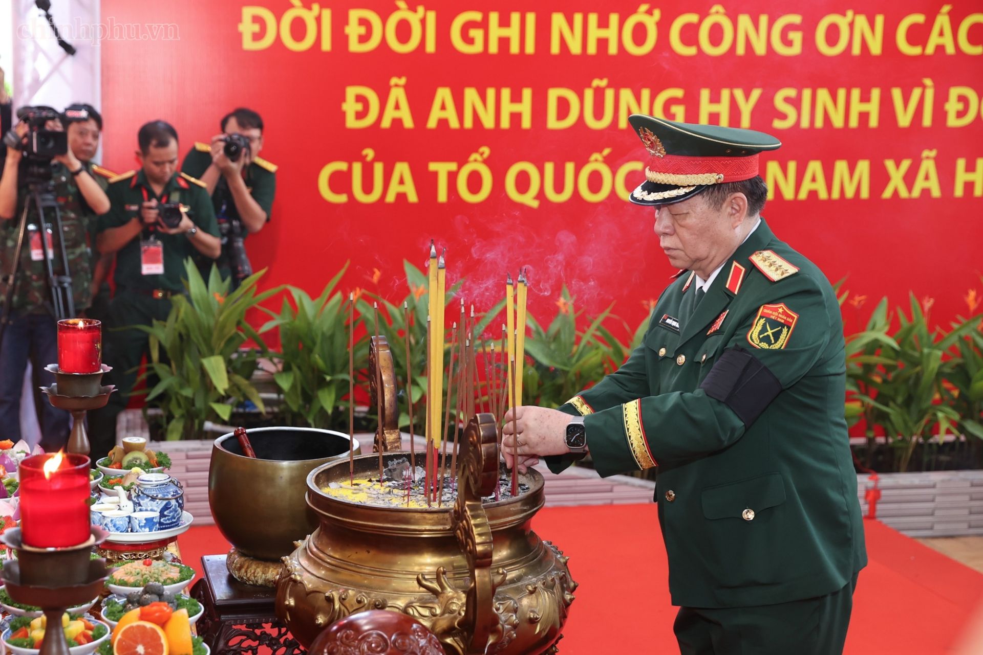 Đại tướng Nguyễn Trọng Nghĩa, Ủy vi&ecirc;n Bộ Ch&iacute;nh trị, B&iacute; thư Trung ương Đảng, Chủ nhiệm Tổng cục Ch&iacute;nh trị Qu&acirc;n đội Nh&acirc;n d&acirc;n Việt Nam, trưởng đo&agrave;n đại biểu Qu&acirc;n ủy Trung ương - Bộ Quốc ph&ograve;ng thắp hương viếng c&aacute;c Anh h&ugrave;ng Liệt sĩ . (Ảnh: chinhphu.vn/Nhật Bắc)