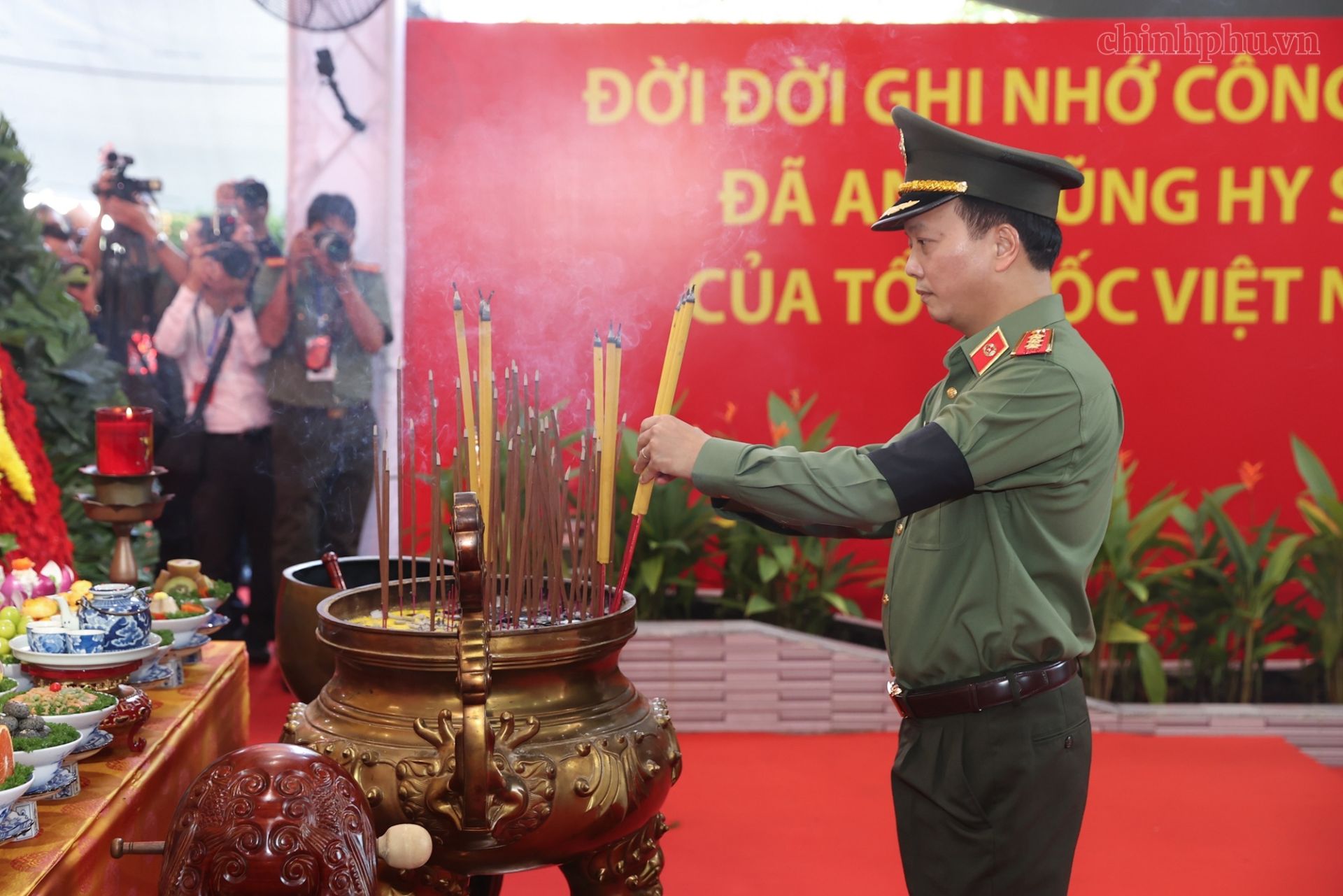 Thượng tướng Đặng Hồng Đức, Ủy vi&ecirc;n Trung ương Đảng, Thứ trưởng Bộ C&ocirc;ng an, trưởng đo&agrave;n đại biểu Đảng ủy C&ocirc;ng an Trung ương - Bộ C&ocirc;ng an thắp hương viếng c&aacute;c Anh h&ugrave;ng Liệt sĩ. (Ảnh: chinhphu.vn/Nhật Bắc)