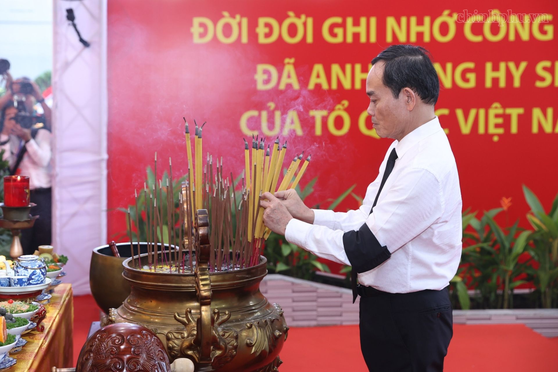 Đồng ch&iacute; Trần Lưu Quang, Ủy vi&ecirc;n Bộ Ch&iacute;nh trị, B&iacute; thư Th&agrave;nh ủy Th&agrave;nh phố Hồ Ch&iacute; Minh, trưởng đo&agrave;n đại biểu Th&agrave;nh ủy, HĐND, UBND, Mặt trận Tổ quốc, lực lượng vũ trang Th&agrave;nh phố Hồ Ch&iacute; Minh thắp hương viếng c&aacute;c anh h&ugrave;ng liệt sĩ. (Ảnh: chinhphu.vn/Nhật Bắc)