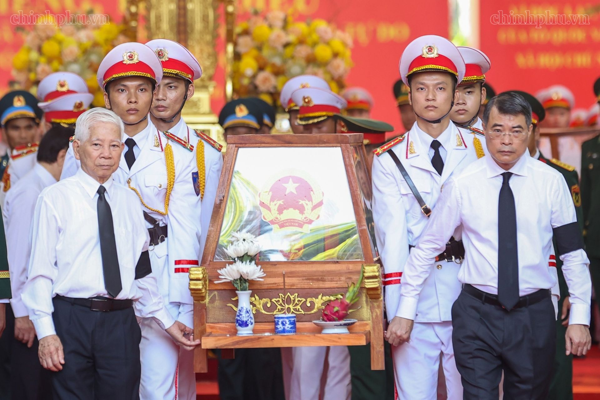 Thủ tướng Ch&iacute;nh phủ L&ecirc; Minh Hưng v&agrave; nguy&ecirc;n Chủ tịch nước Nguyễn Minh Triết di chuyển gi&aacute; khi&ecirc;ng h&agrave;i cốt liệt sĩ l&ecirc;n xe để đến Nghĩa trang liệt sĩ Th&agrave;nh phố Hồ Ch&iacute; Minh. (Ảnh: chinhphu.vn/Nhật Bắc)
