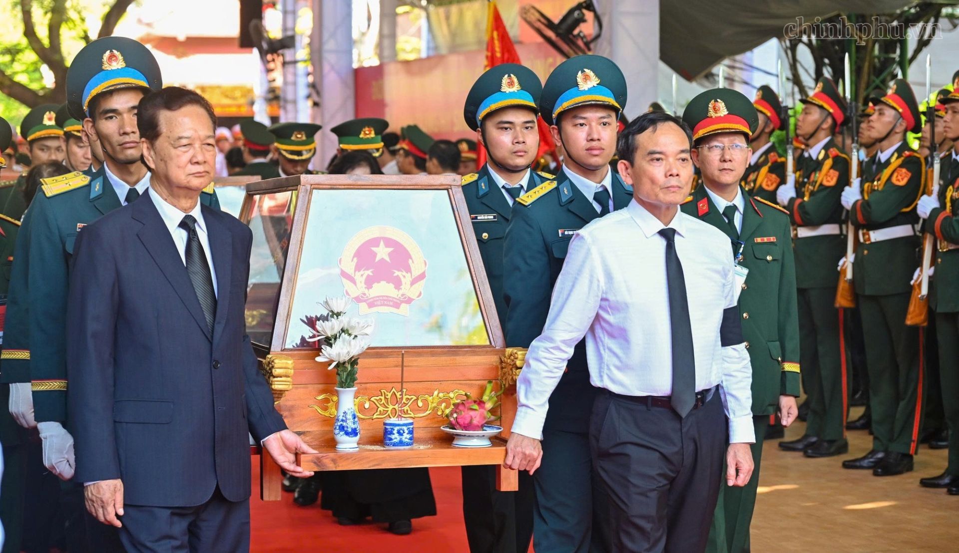 Nguy&ecirc;n Thủ tướng Nguyễn Tấn Dũng v&agrave; đồng ch&iacute; Trần Lưu Quang di chuyển gi&aacute; khi&ecirc;ng h&agrave;i cốt liệt sĩ l&ecirc;n xe . (Ảnh: chinhphu.vn/Nhật Bắc)
