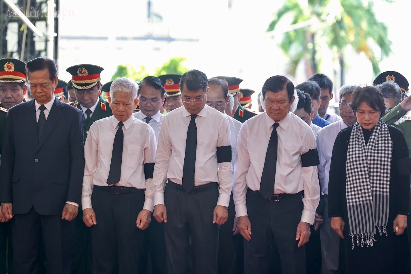 C&aacute;c đồng ch&iacute; l&atilde;nh đạo, nguy&ecirc;n l&atilde;nh đạo mặc niệm tưởng nhớ c&aacute;c anh h&ugrave;ng liệt sĩ. ( Ảnh: chinhphu.vn/Nhật Bắc)
