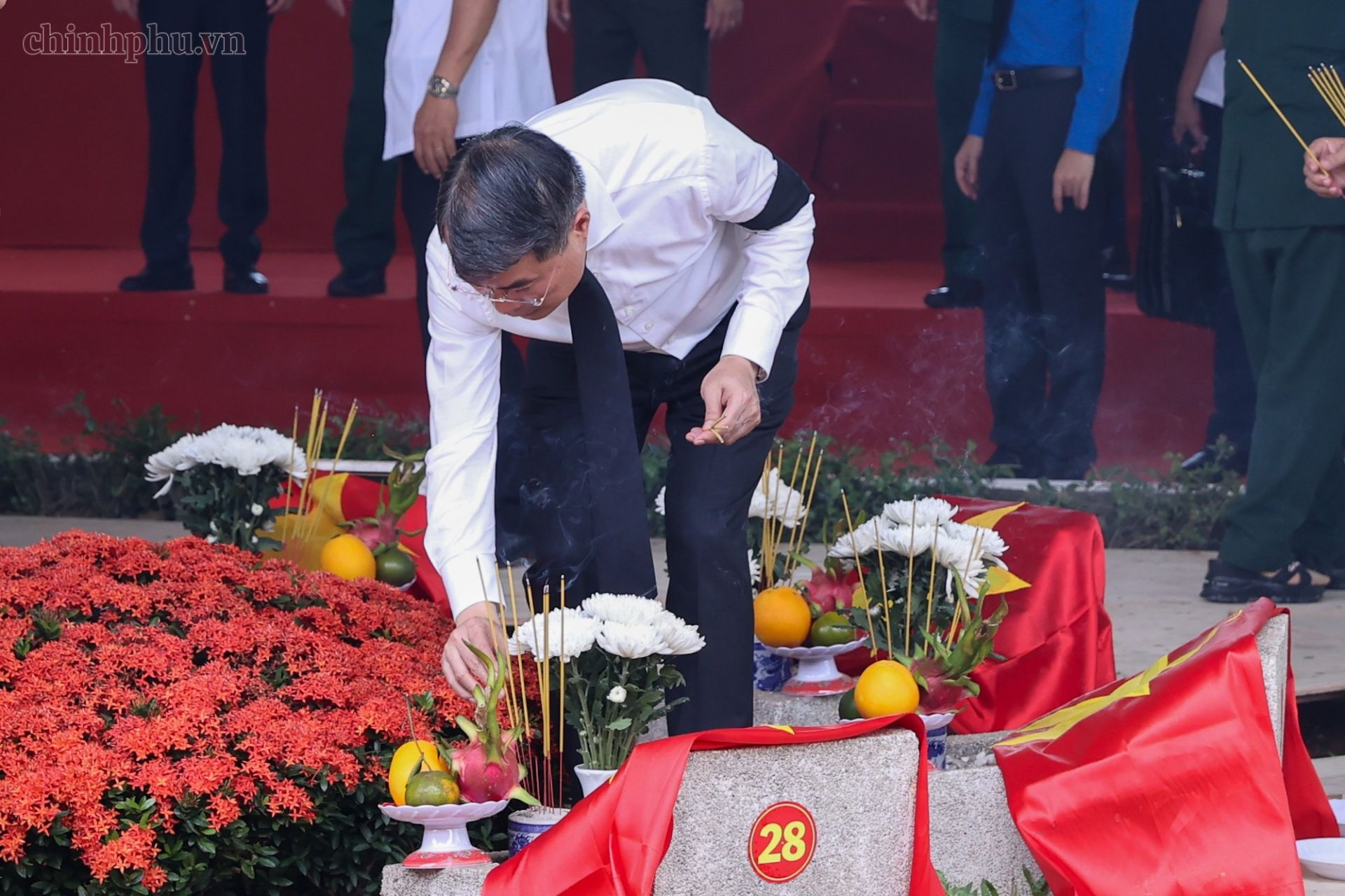 Thủ tướng Ch&iacute;nh phủ L&ecirc; Minh Hưng thắp hương tưởng nhớ c&aacute;c liệt sĩ tại c&aacute;c phần mộ - Ảnh: chinhphu.vn/Nhật Bắc