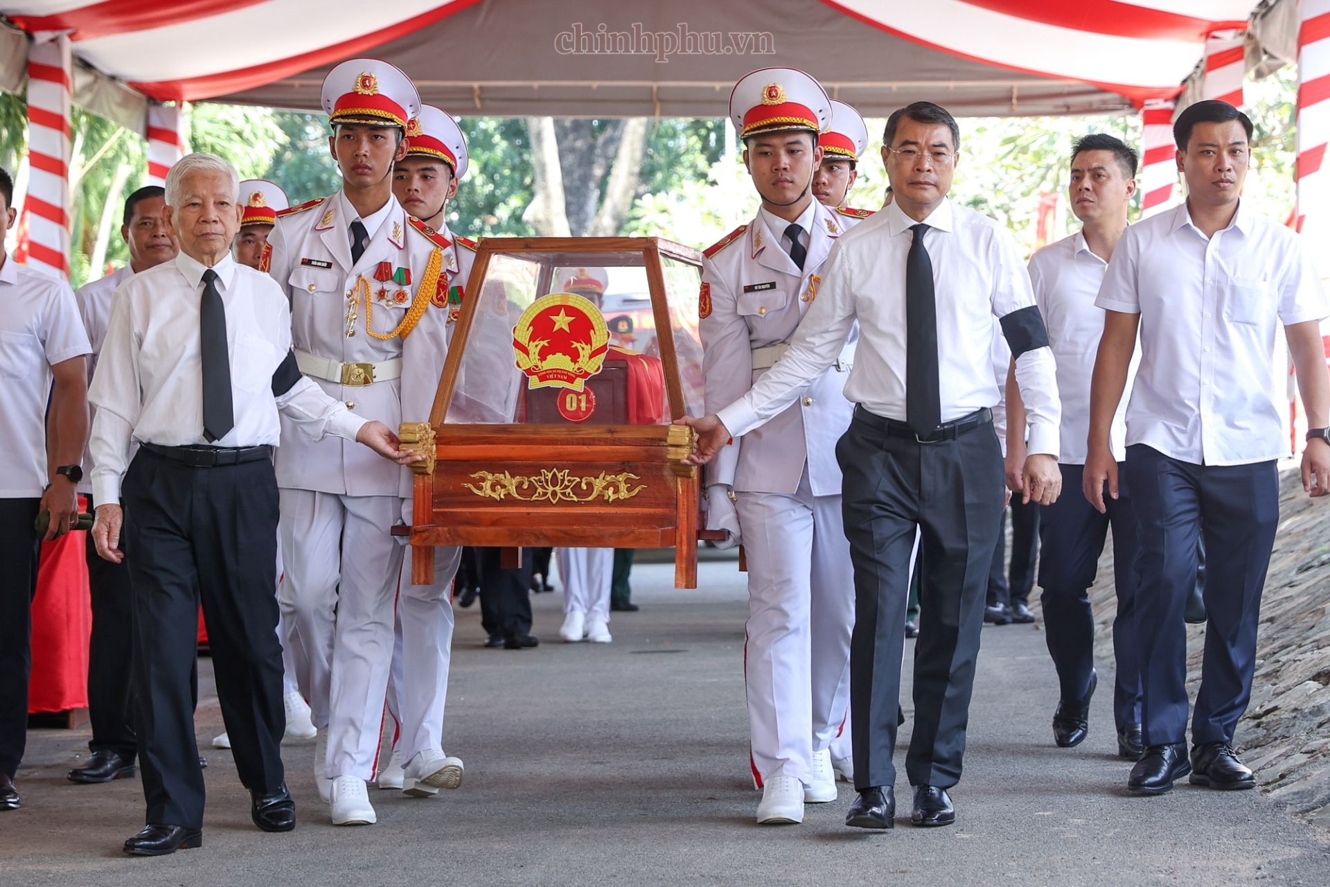 Thủ tướng Ch&iacute;nh phủ L&ecirc; Minh Hưng c&ugrave;ng nguy&ecirc;n Chủ tịch nước Nguyễn Minh Triết đưa h&agrave;i cốt liệt sĩ tới vị tr&iacute; an t&aacute;ng - Ảnh: chinhphu.vn/Nhật Bắc