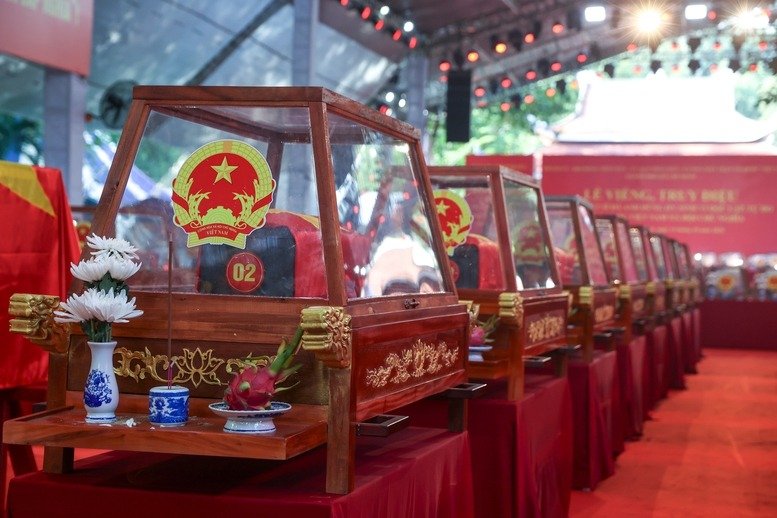 Sau hơn 03 th&aacute;ng, c&aacute;c lực lượng đ&atilde; t&igrave;m kiếm, quy tập được 731 h&agrave;i cốt liệt sĩ tại C&ocirc;ng vi&ecirc;n L&ecirc; Thị Ri&ecirc;ng. (Ảnh: chinhphu.vn)