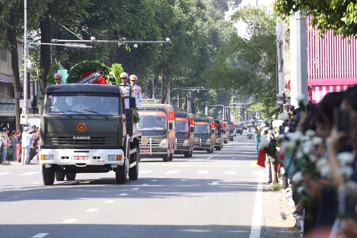 Đo&agrave;n xe di chuyển h&agrave;i cốt liệt sĩ đến Nghĩa trang liệt sĩ Th&agrave;nh phố Hồ Ch&iacute; Minh. (Ảnh: chinhphu.vn/Nhật Bắc)