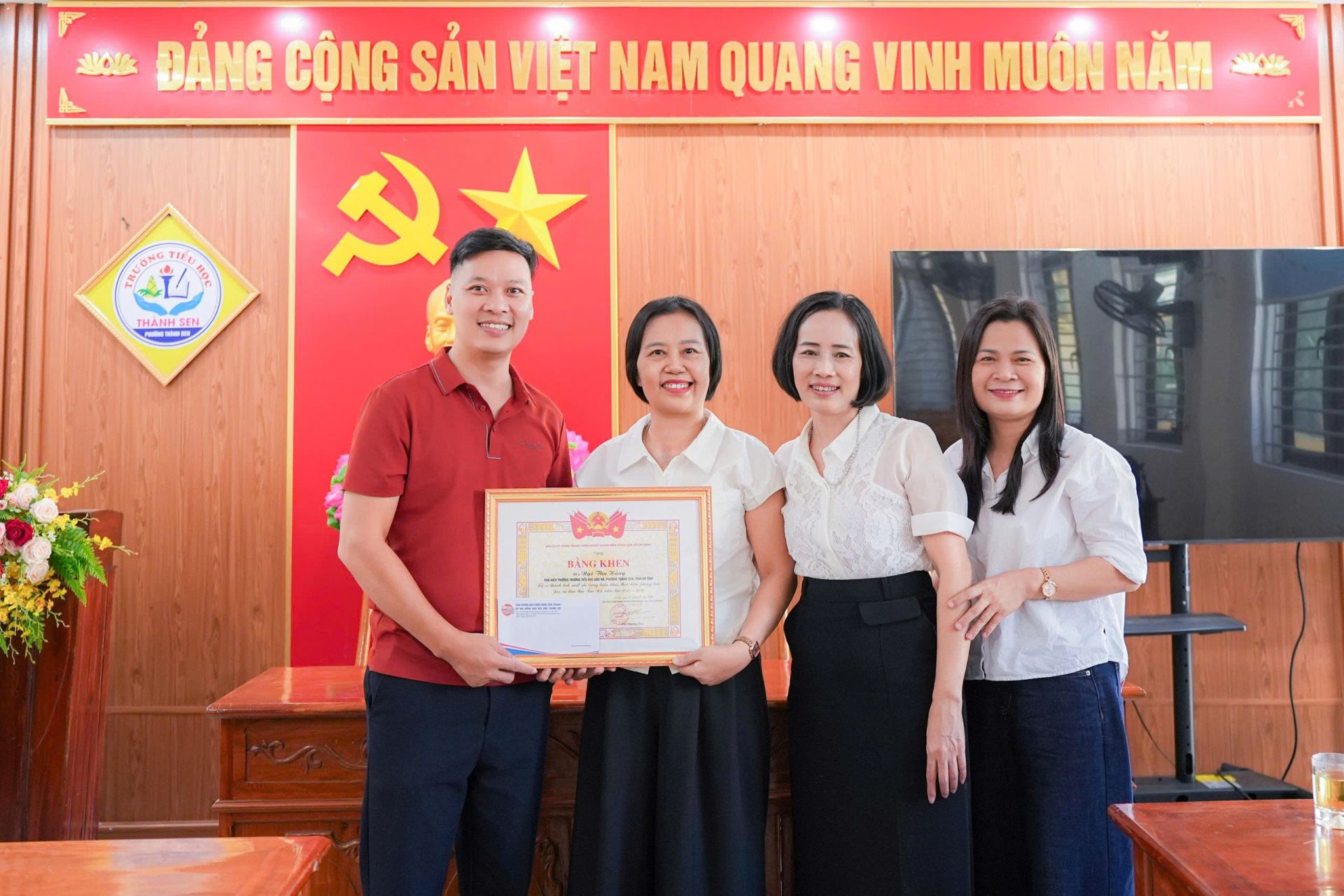 Đại diện B&aacute;o TNTP&NĐ trao Bằng khen của Ban chấp h&agrave;nh Trung ương Đo&agrave;n cho c&ocirc; gi&aacute;o Ng&ocirc; Thu Hằng (nguy&ecirc;n Ph&oacute; Hiệu trưởng trường TH Bắc H&agrave;, phường Th&agrave;nh Sen, H&agrave; Tĩnh), nay l&agrave; trường TH Th&agrave;nh Sen (ph&acirc;n hiệu 1)