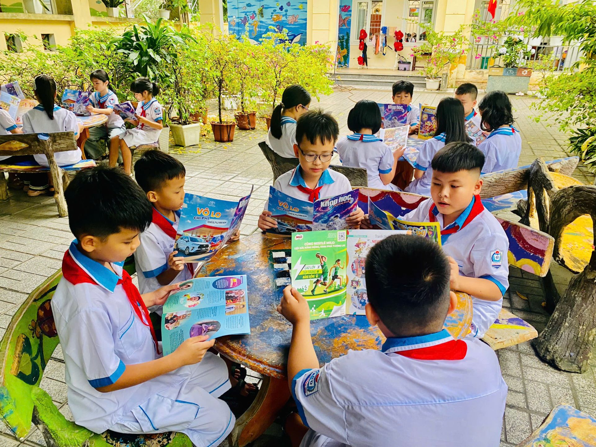 mỗi trang B&aacute;o Đội được mở ra l&agrave; một c&aacute;nh cửa tri thức được mở rộng