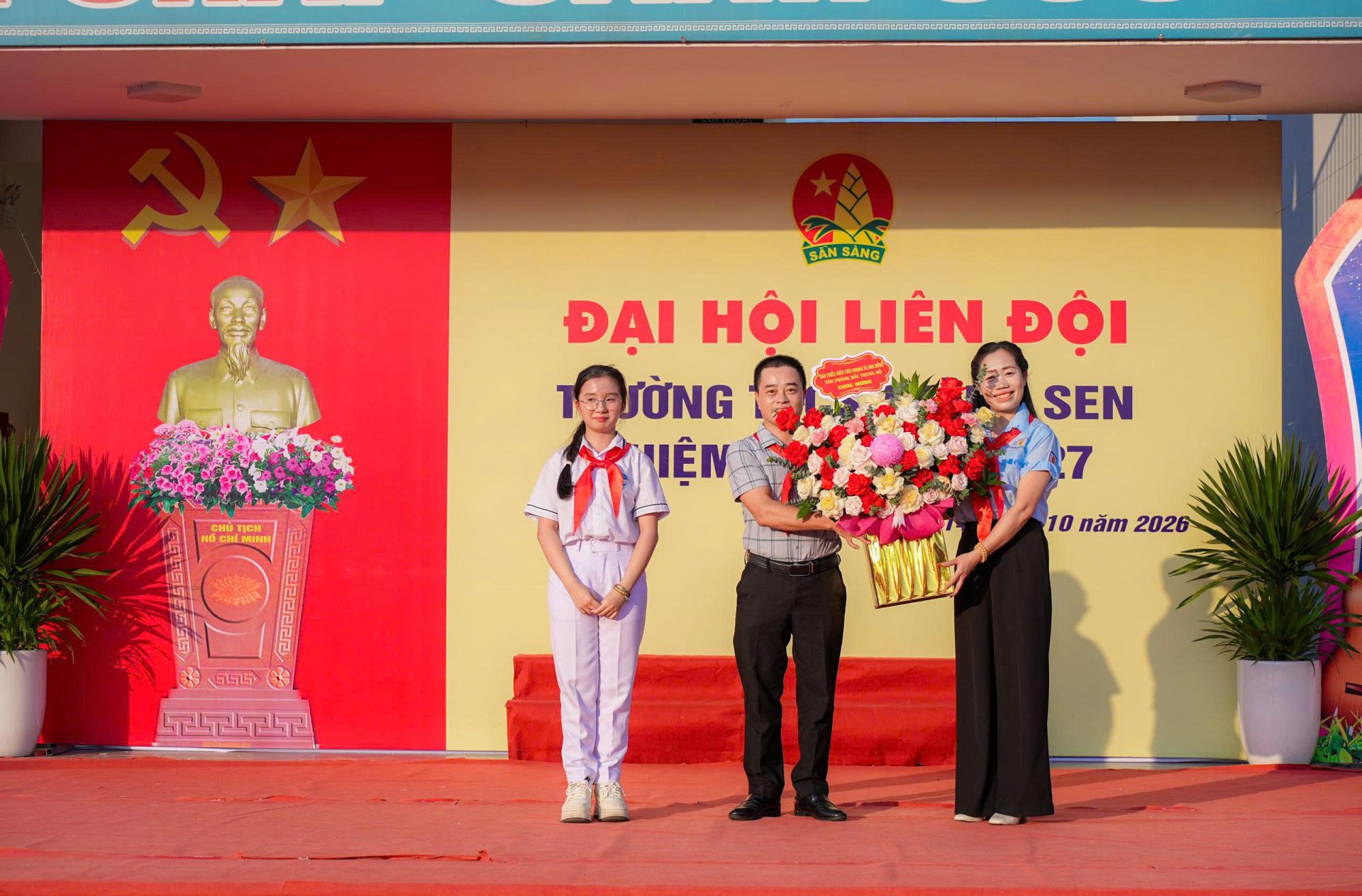 Đại diện B&aacute;o Thiếu ni&ecirc;n Tiền phong v&agrave; Nhi đồng tặng hoa ch&uacute;c mừng Đại hội Li&ecirc;n đội trường THCS Th&agrave;nh Sen