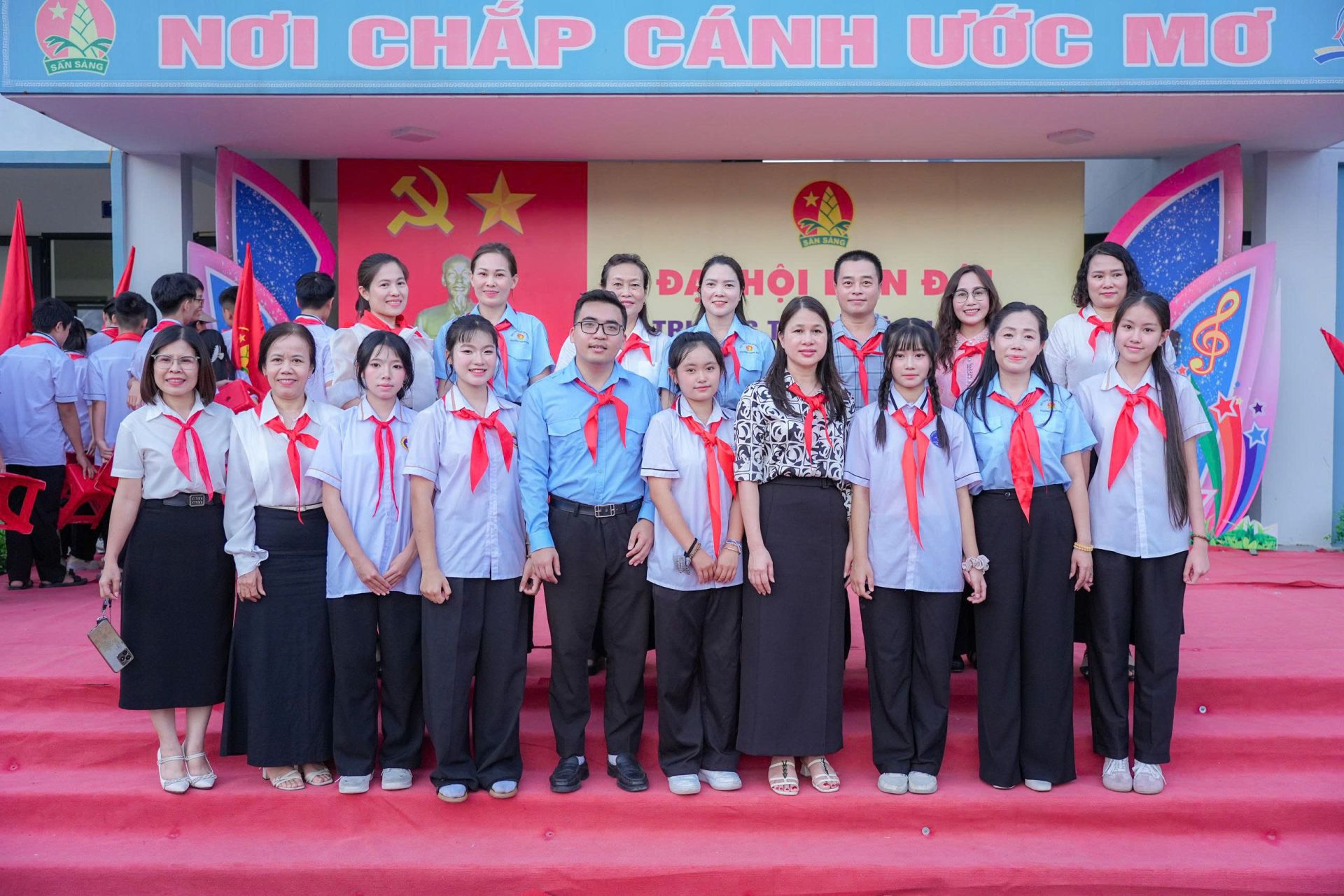 Ban chỉ huy Li&ecirc;n đội nhiệm kỳ mới chụp ảnh lưu niệm c&ugrave;ng đại biểu v&agrave; thầy c&ocirc; gi&aacute;o