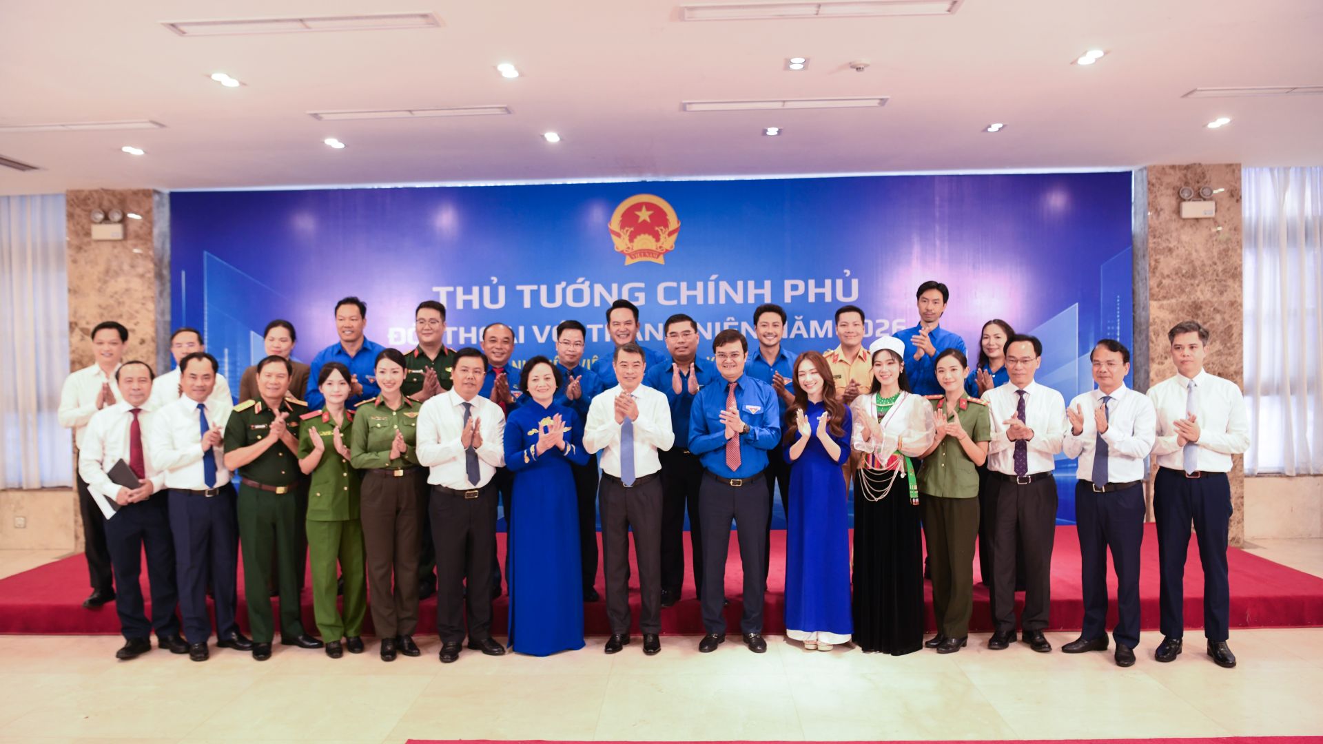 Thủ tướng Ch&iacute;nh phủ c&ugrave;ng l&atilde;nh đạo c&aacute;c bộ, ng&agrave;nh tham dự chương tr&igrave;nh.