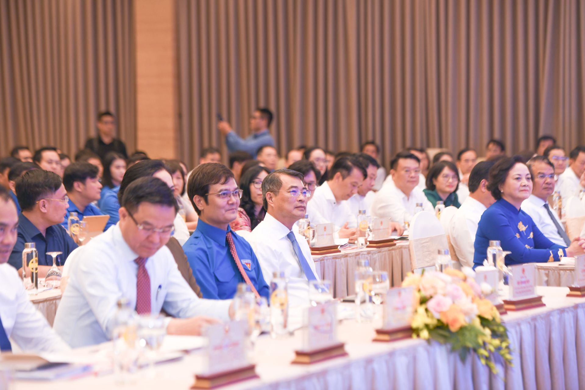 Thủ tướng Ch&iacute;nh phủ c&ugrave;ng l&atilde;nh đạo Đảng, Nh&agrave; nước tham dự chương tr&igrave;nh đối thoại.