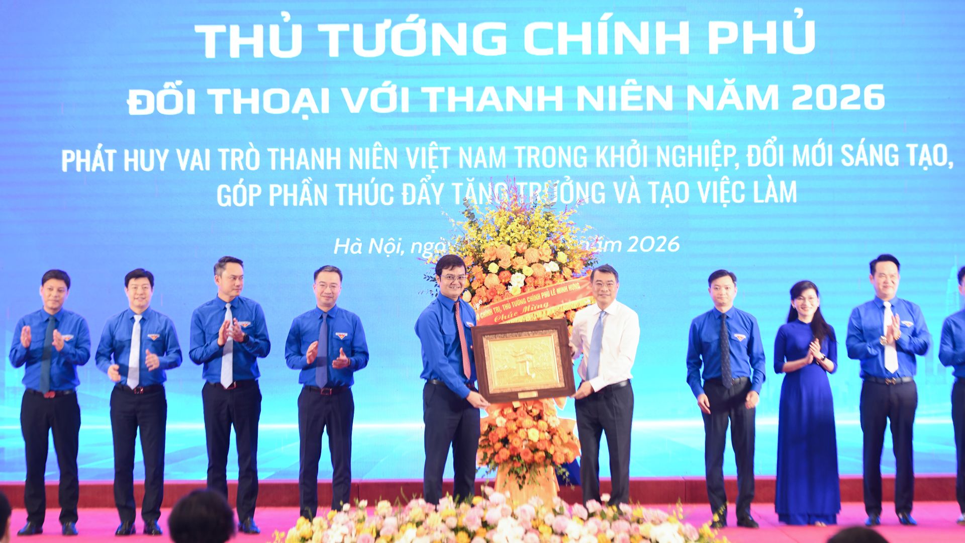 Thủ tướng Ch&iacute;nh phủ trao lẵng hoa v&agrave; tặng qu&agrave; ch&uacute;c mừng 70 năm Kỷ niệm 70 năm Ng&agrave;y truyền thống Hội Li&ecirc;n hiệp Thanh ni&ecirc;n Việt Nam (15/10/1956 - 15/10/2026).