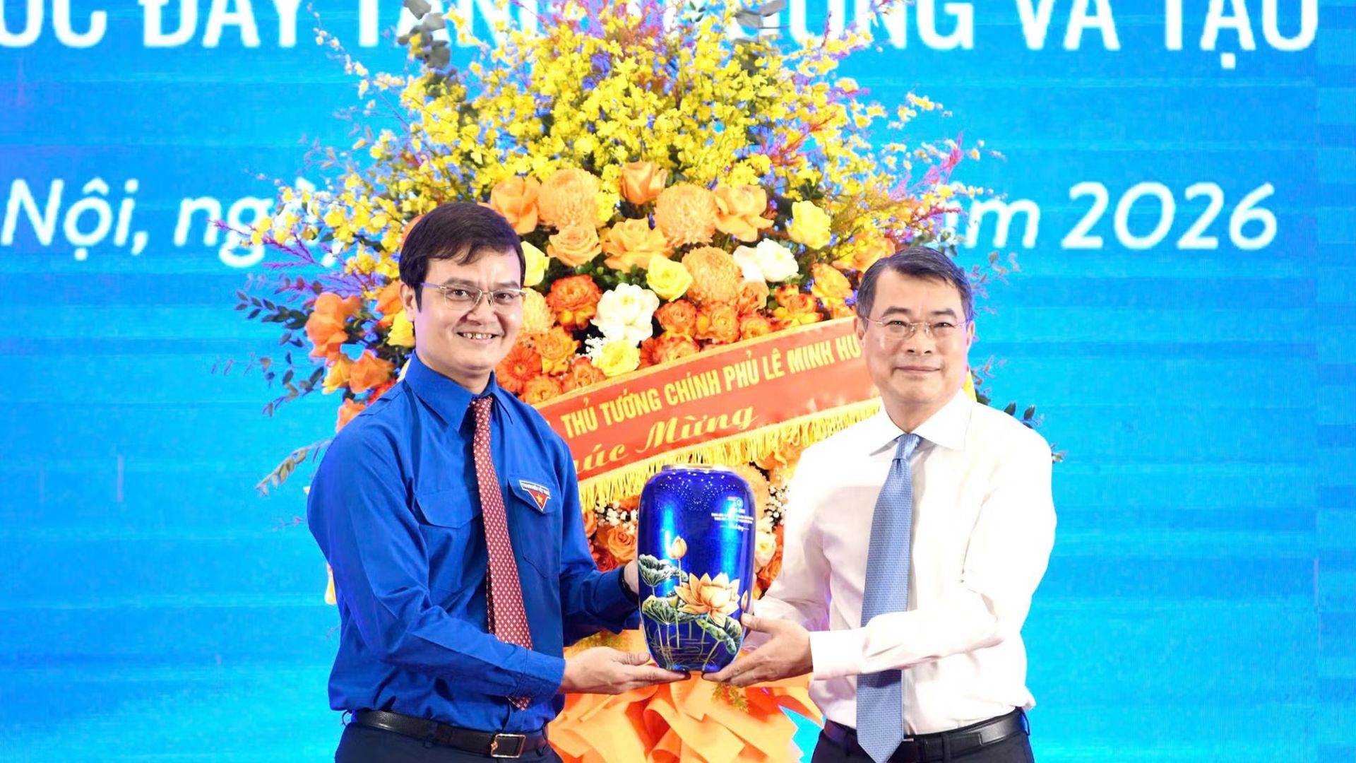 B&iacute; thư thứ nhất T.Ư Đo&agrave;n B&ugrave;i Quang Huy tr&acirc;n trọng tặng qu&agrave; Thủ tướng L&ecirc; Minh Hưng.