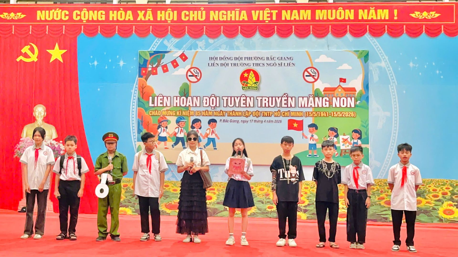 C&aacute;c bạn học sinh s&aacute;ng tạo nhiều h&igrave;nh thức tuy&ecirc;n truyền gần gũi, sinh động.