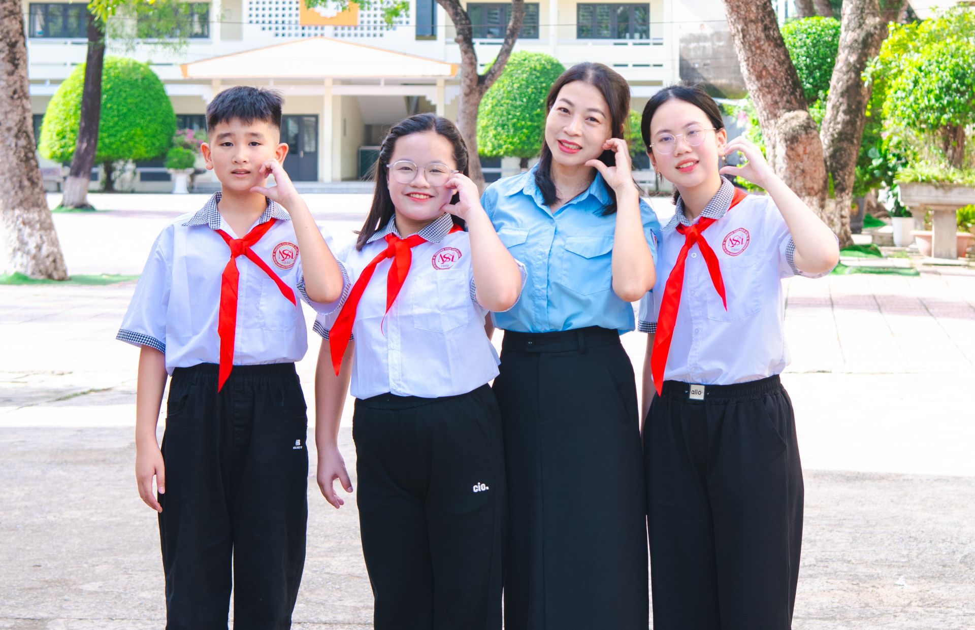 C&ocirc; Ho&agrave;ng Huyền Trang - Gi&aacute;o vi&ecirc;n Tổng phụ tr&aacute;ch Đội c&ugrave;ng c&aacute;c đội vi&ecirc;n trường THCS Ng&ocirc; Sĩ Li&ecirc;n. 