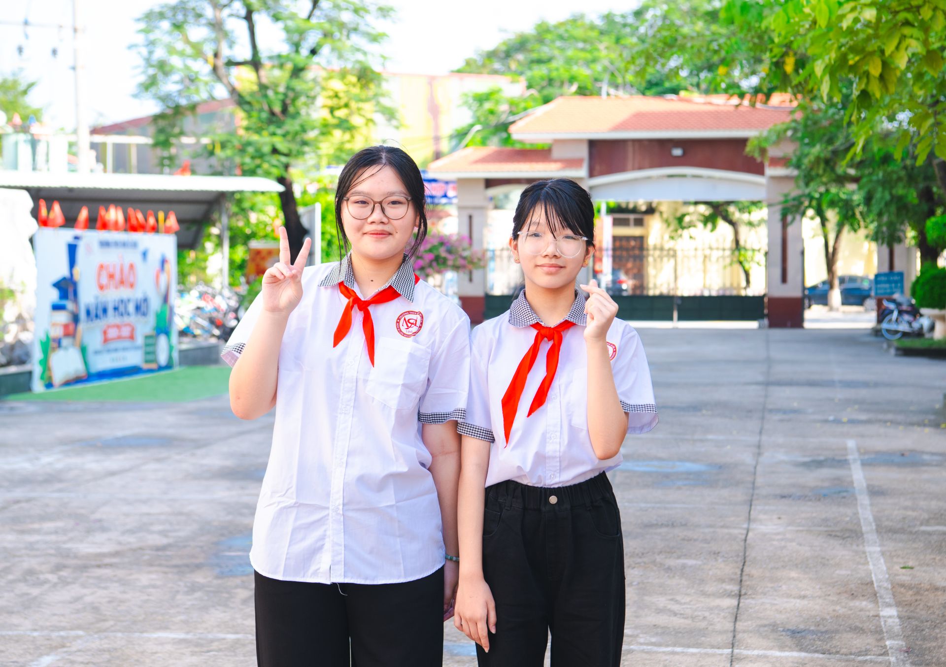 Bạn T&ocirc; Quỳnh Chi (b&ecirc;n tr&aacute;i) v&agrave; Triệu Tường Vy nhận thấy nhiều điều bổ &iacute;ch khi tham gia Đội Tuy&ecirc;n truyền Măng non.