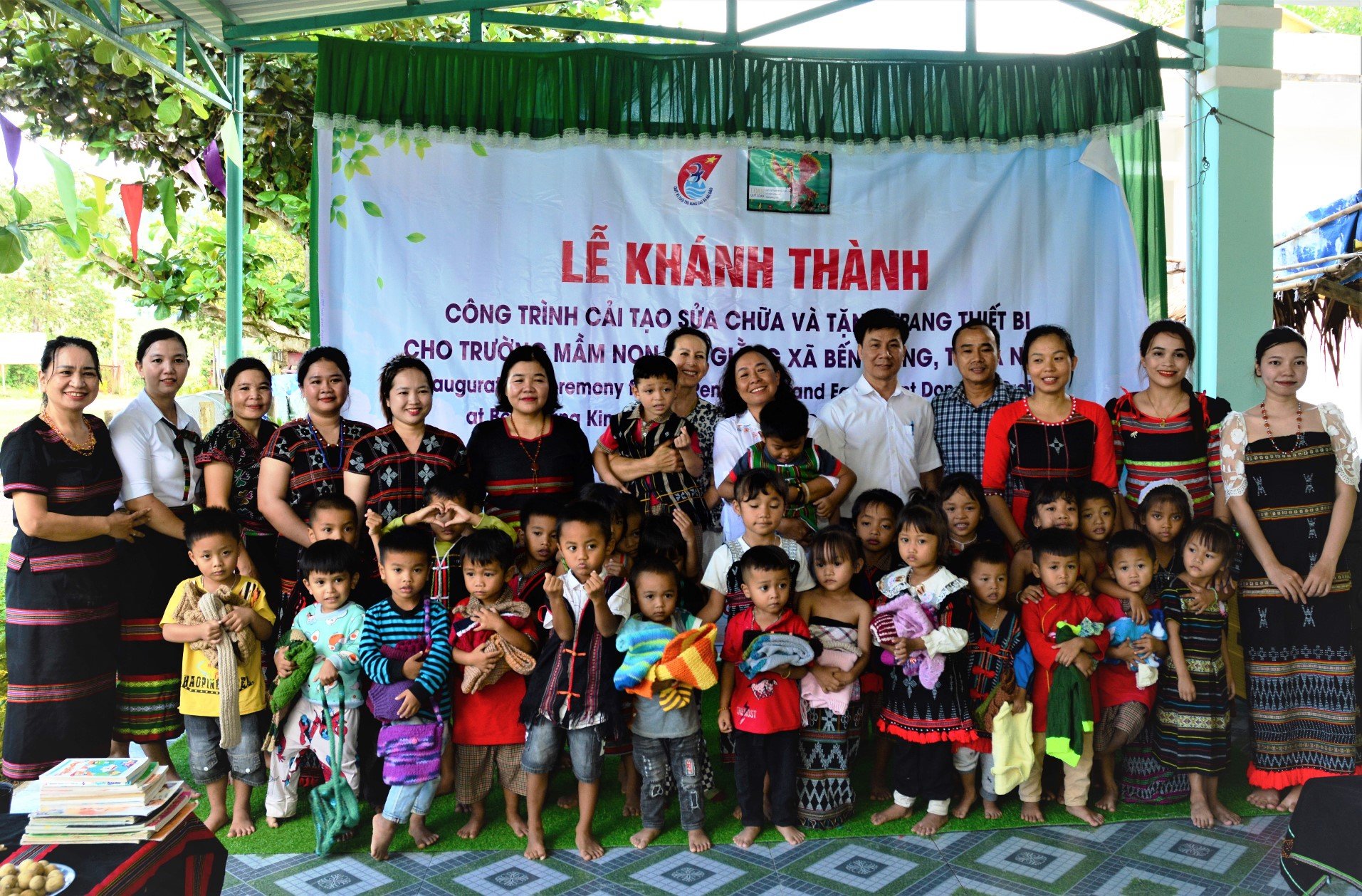 Niềm vui của c&aacute;c bạn học sinh trường Mầm non Bến Giằng (x&atilde; Bến Giằng, TP. Đ&agrave; Nẵng) khi c&oacute; khu bếp ăn b&aacute;n tr&uacute; mới.