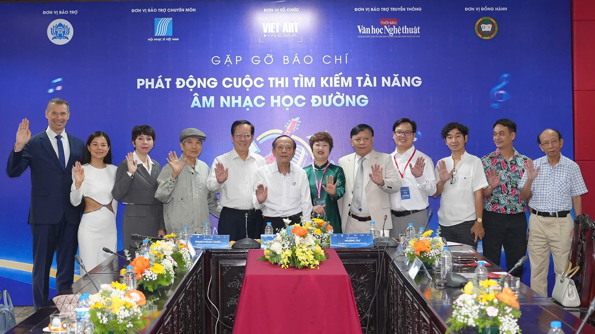 C&aacute;c đại biểu, nghệ sĩ v&agrave; th&agrave;nh vi&ecirc;n Ban Tổ chức tại lễ ph&aacute;t động Cuộc thi &ldquo;T&igrave;m kiếm T&agrave;i năng &Acirc;m nhạc Học đường 2026 - 2027&rdquo;.