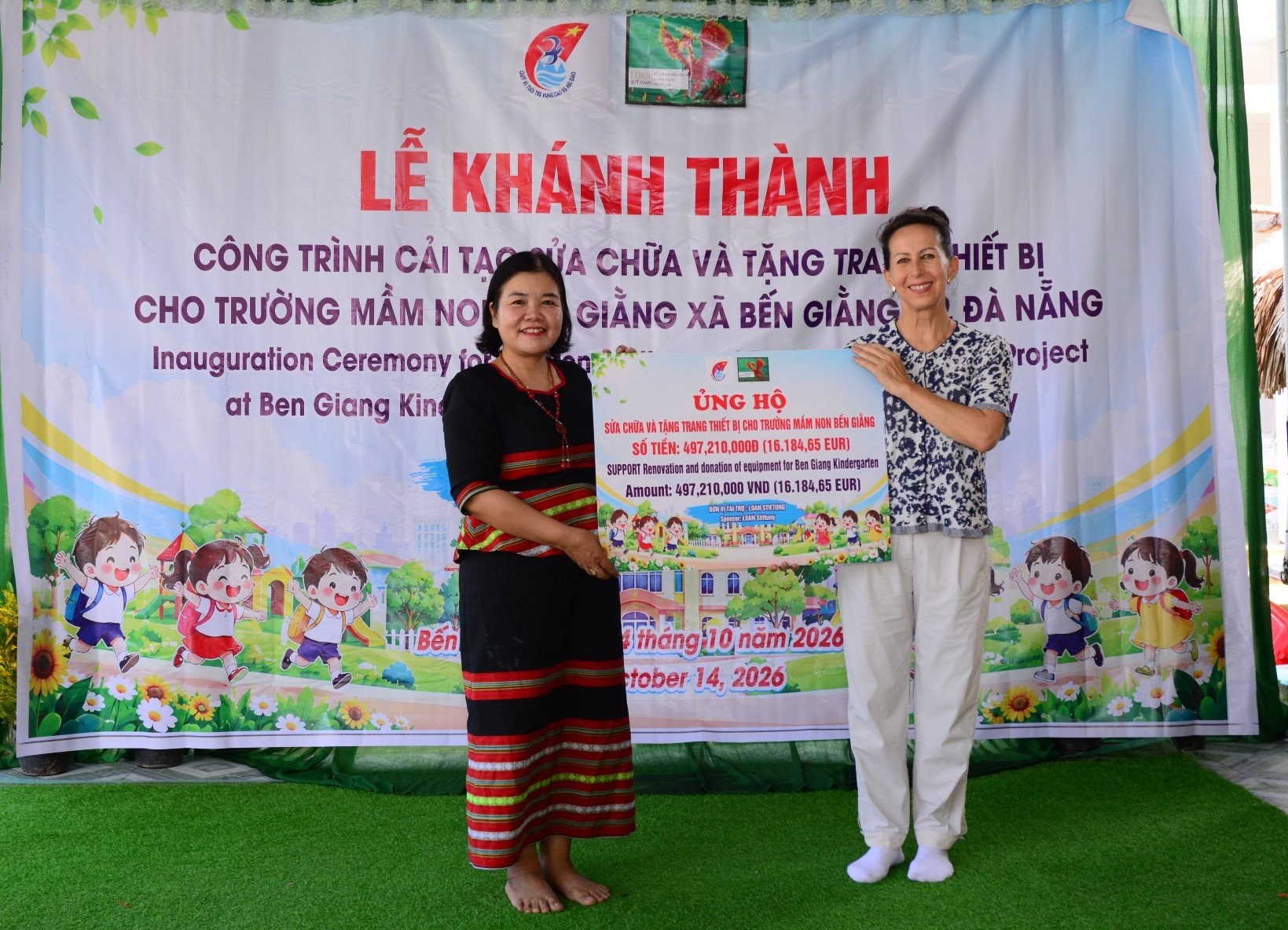 b&agrave; Isabelle Muller - người s&aacute;ng lập LOAN STIFTUNG (Quỹ Loan) trao bảng hỗ trợ cho Trường Mầm non Bến Giằng.